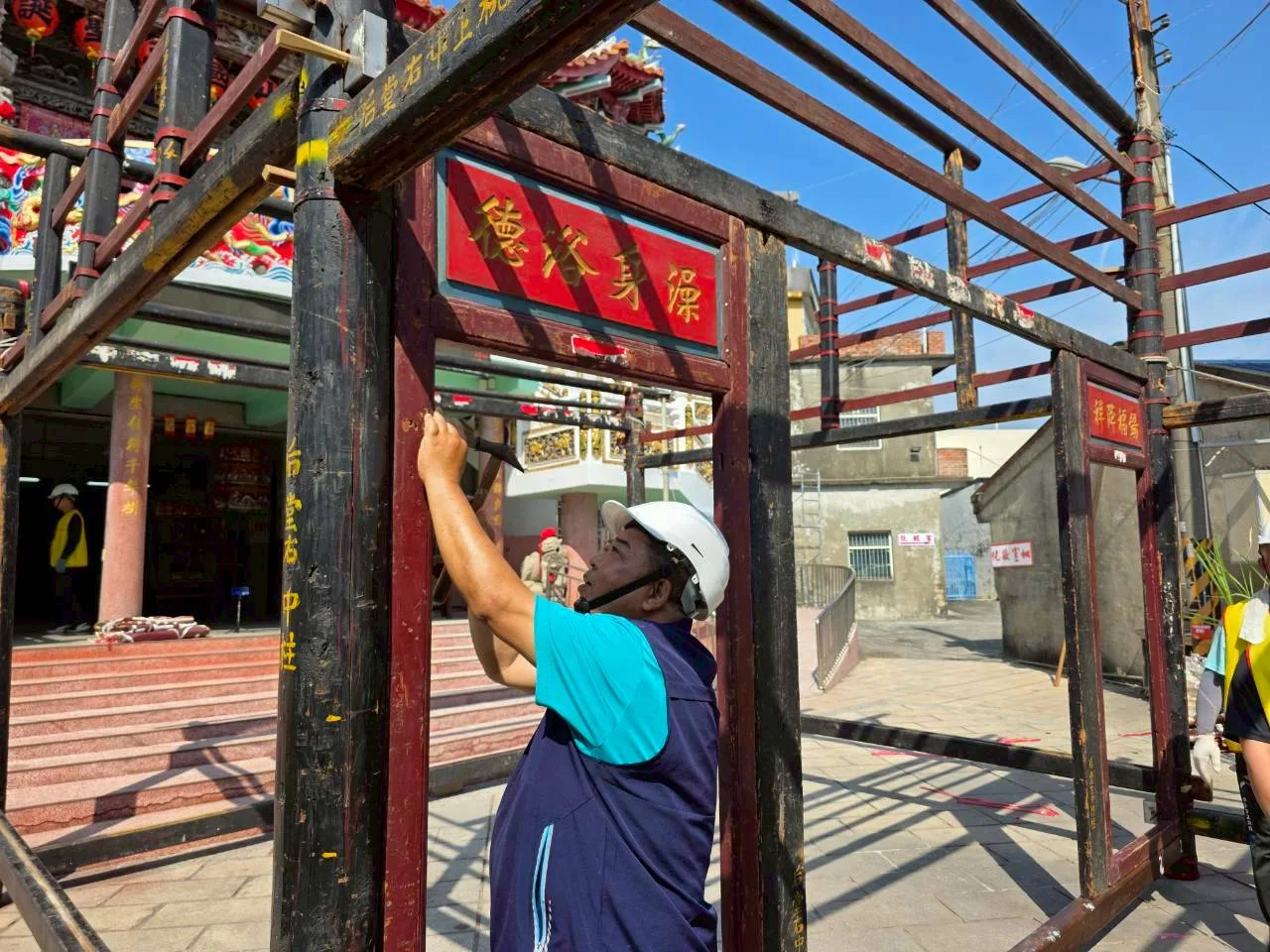 六根村三山國王廟今天開始搭建福廠，在地方耆老帶領下，將已有148年歷史的194件木製部件，依編號、一一榫接。佳冬鄉公所提供
