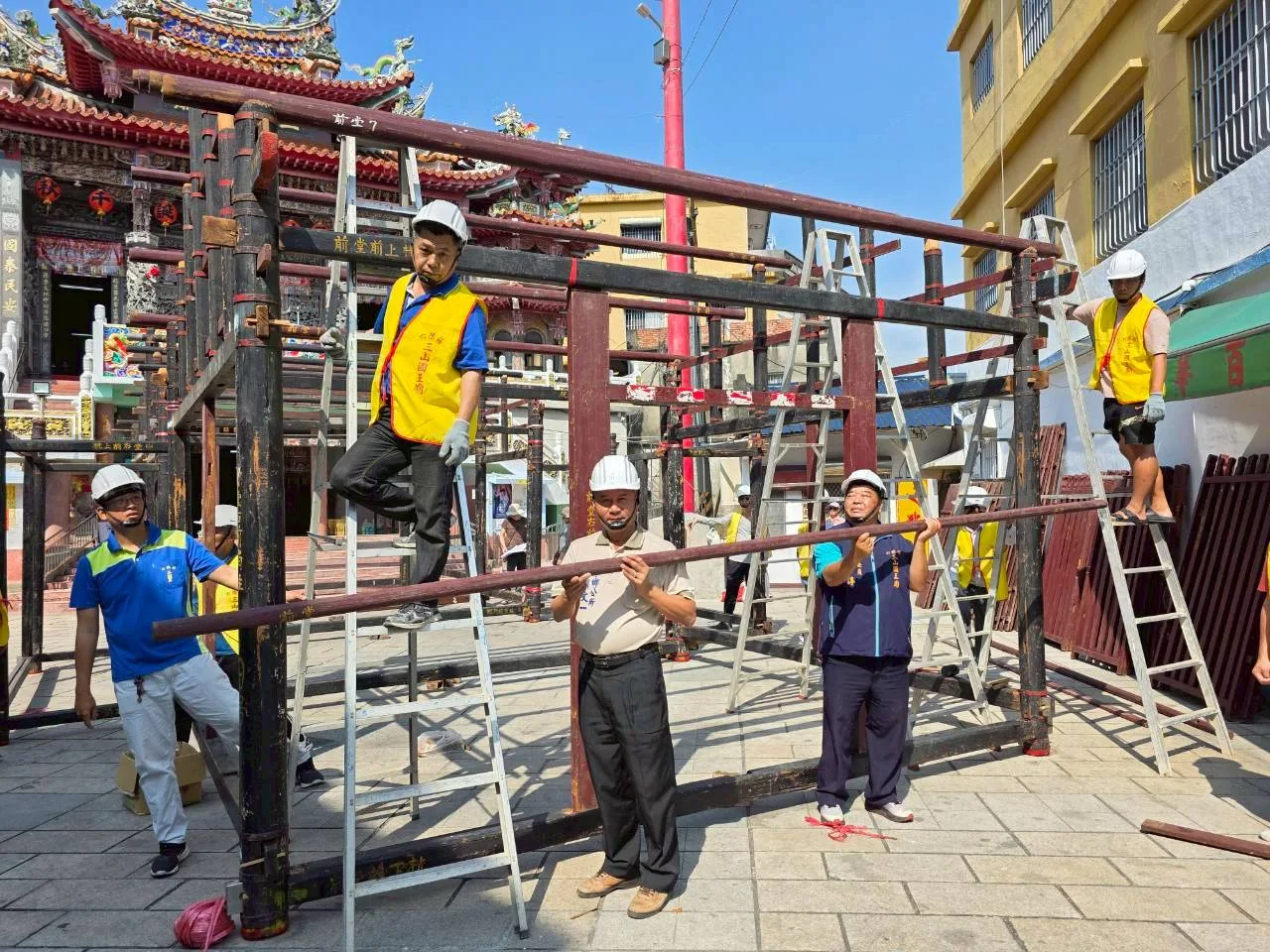六根村三山國王廟今天開始搭建福廠，在地方耆老帶領下，將已有148年歷史的194件木製部件，依編號、一一榫接。佳冬鄉公所提供