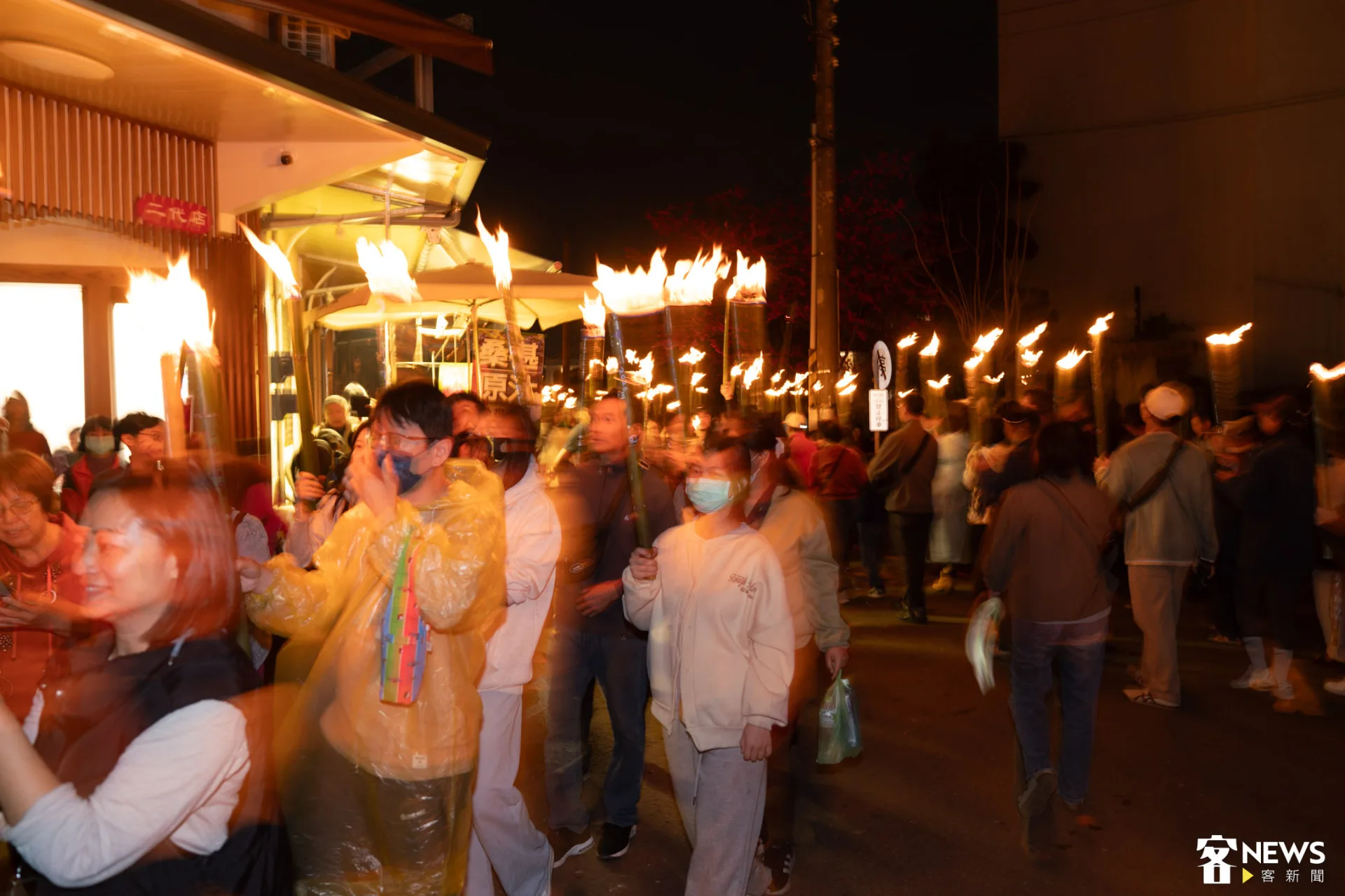 民眾點燃火把後，開始在北埔繞行遊街，慶祝元宵節。朱愷元攝