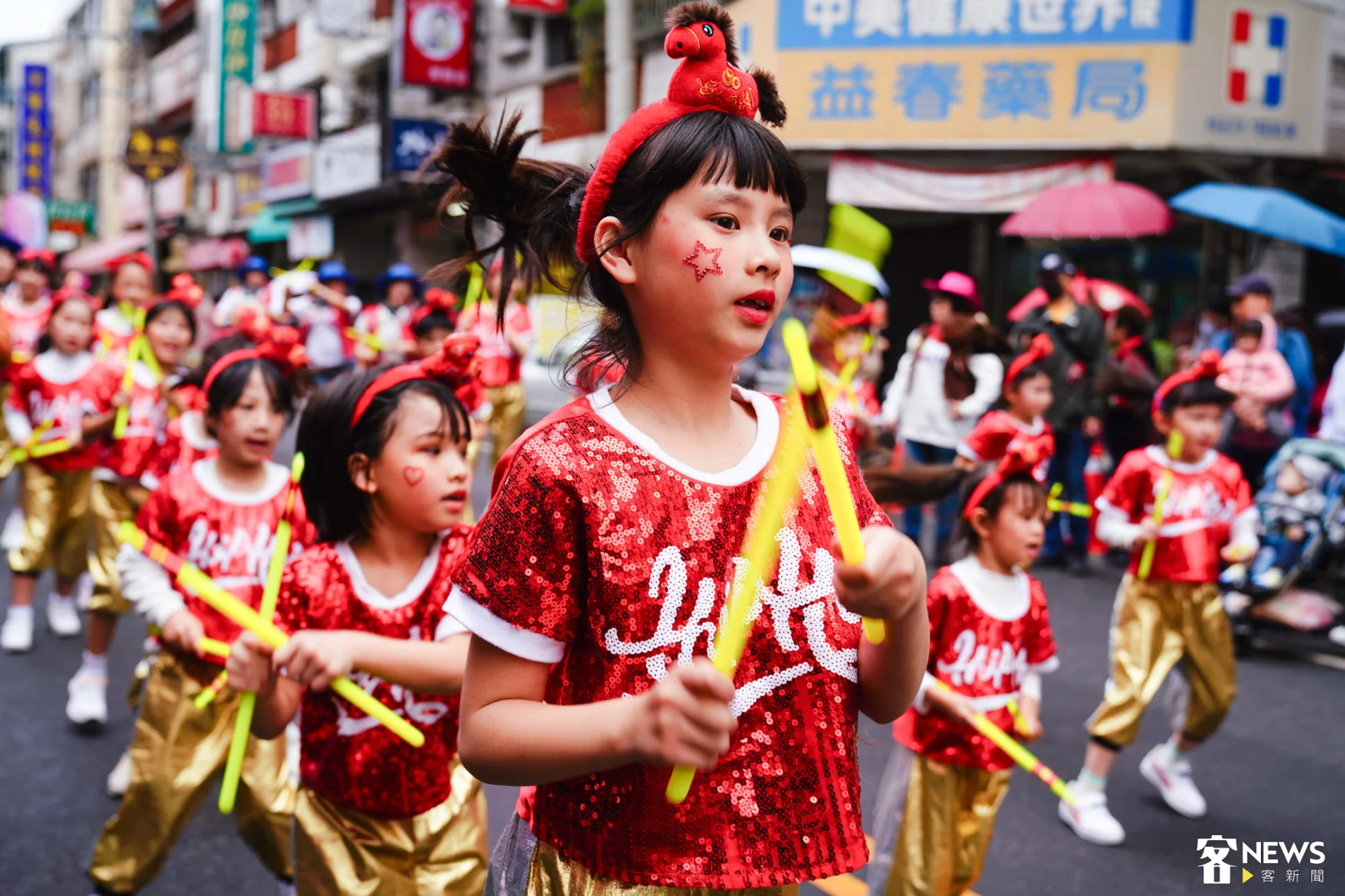 地方社團踩街表演讓現場相當熱鬧。朱愷元攝