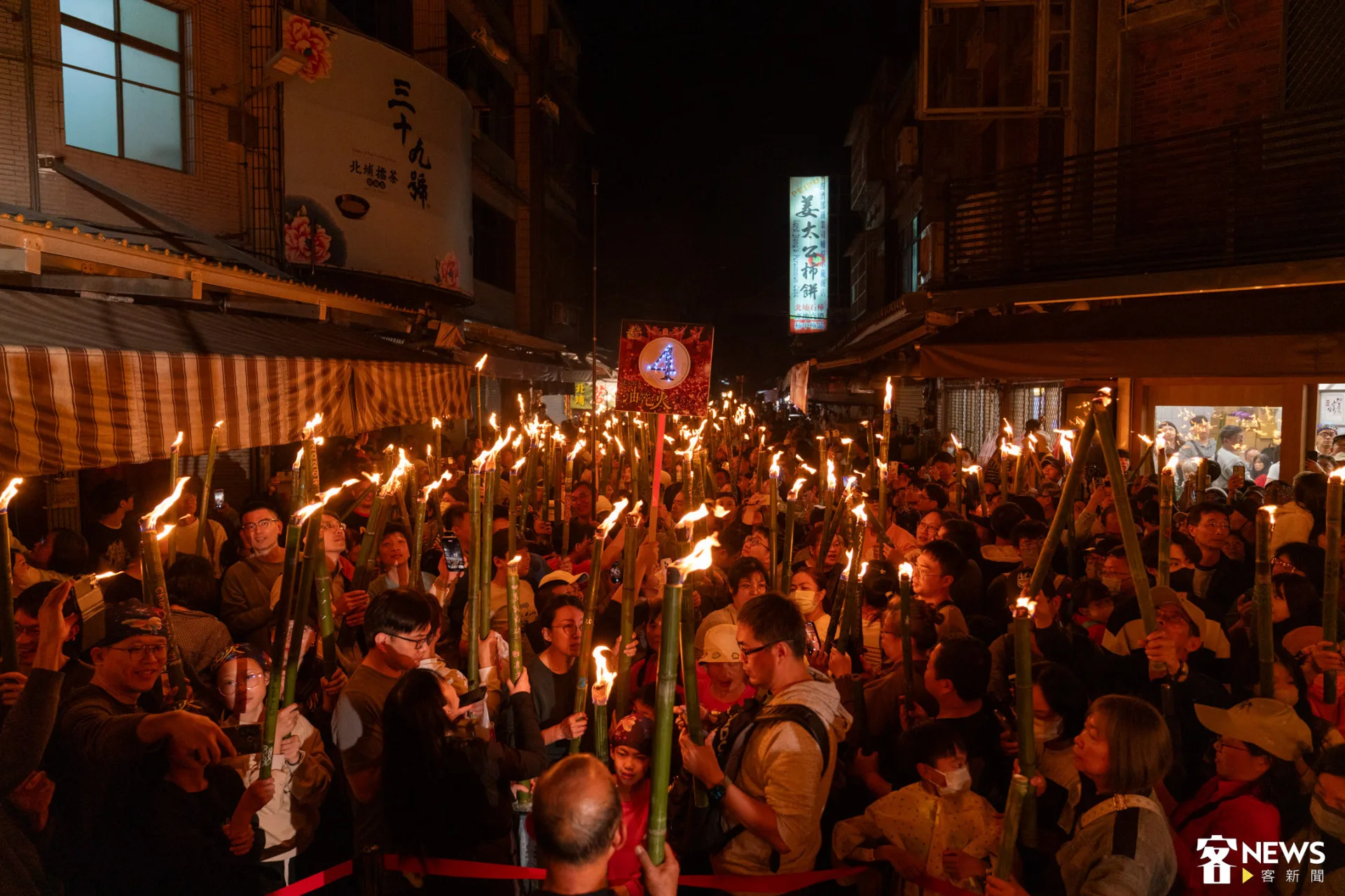 5000民眾湧進北埔，參加這場北埔客庄特有的油笐火慶元宵活動。朱愷元攝