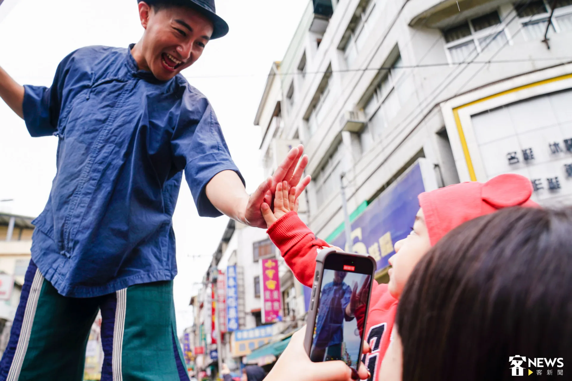 FOCASA馬戲團與小朋友互動。朱愷元攝