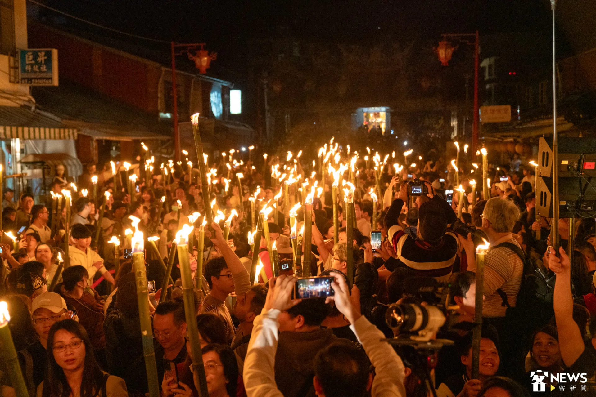 大家舉起「油笐火」夜遊北埔老街與秀巒山，以火龍意象婉城穿禮街巷，延續北埔客庄世代相傳的元宵節文化記憶。朱愷元攝