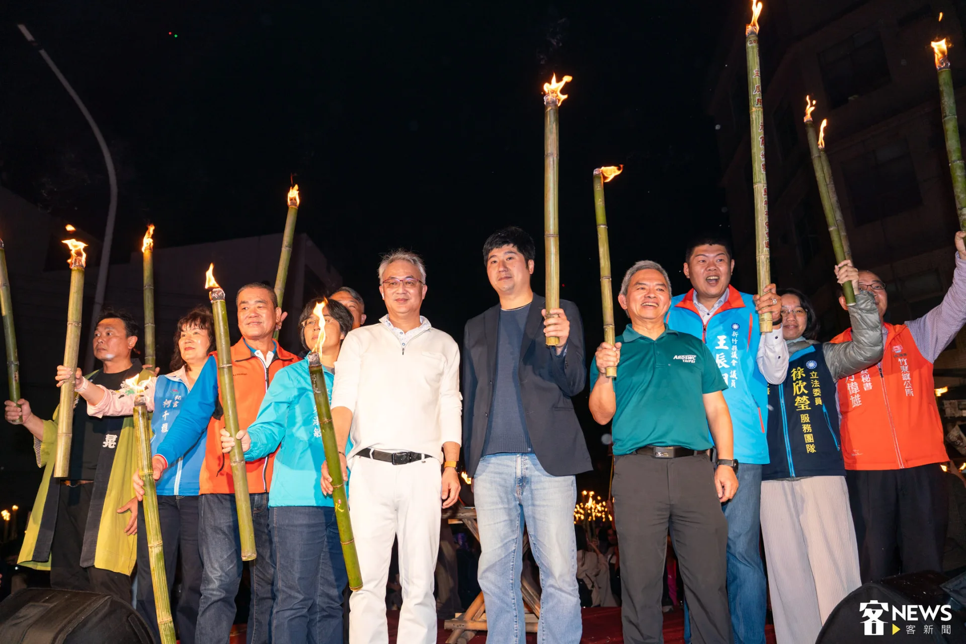 客委會副主委邱星崴（中）點亮火把之後，活動正式開始。朱愷元攝