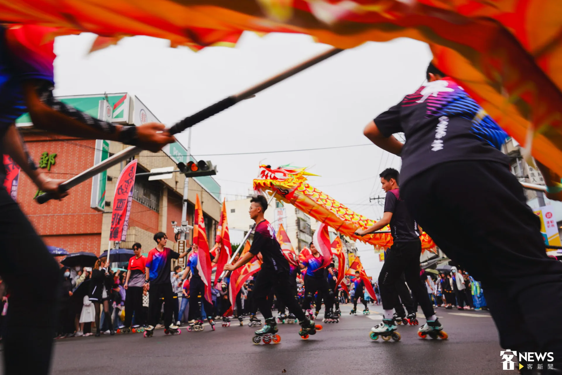 地方社團踩街表演。朱愷元攝
