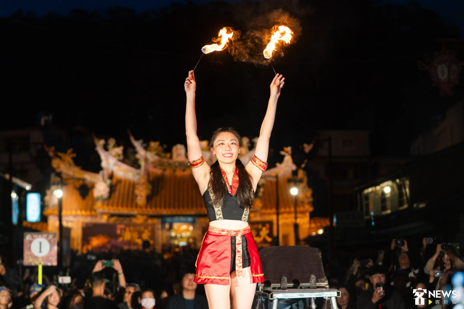 剛登上「英國達人秀」的楊立微受邀來到北埔演出，並於點亮「母火」前，在慈天宮前小舞台獨立帶來《火之桌》表演。朱愷元攝