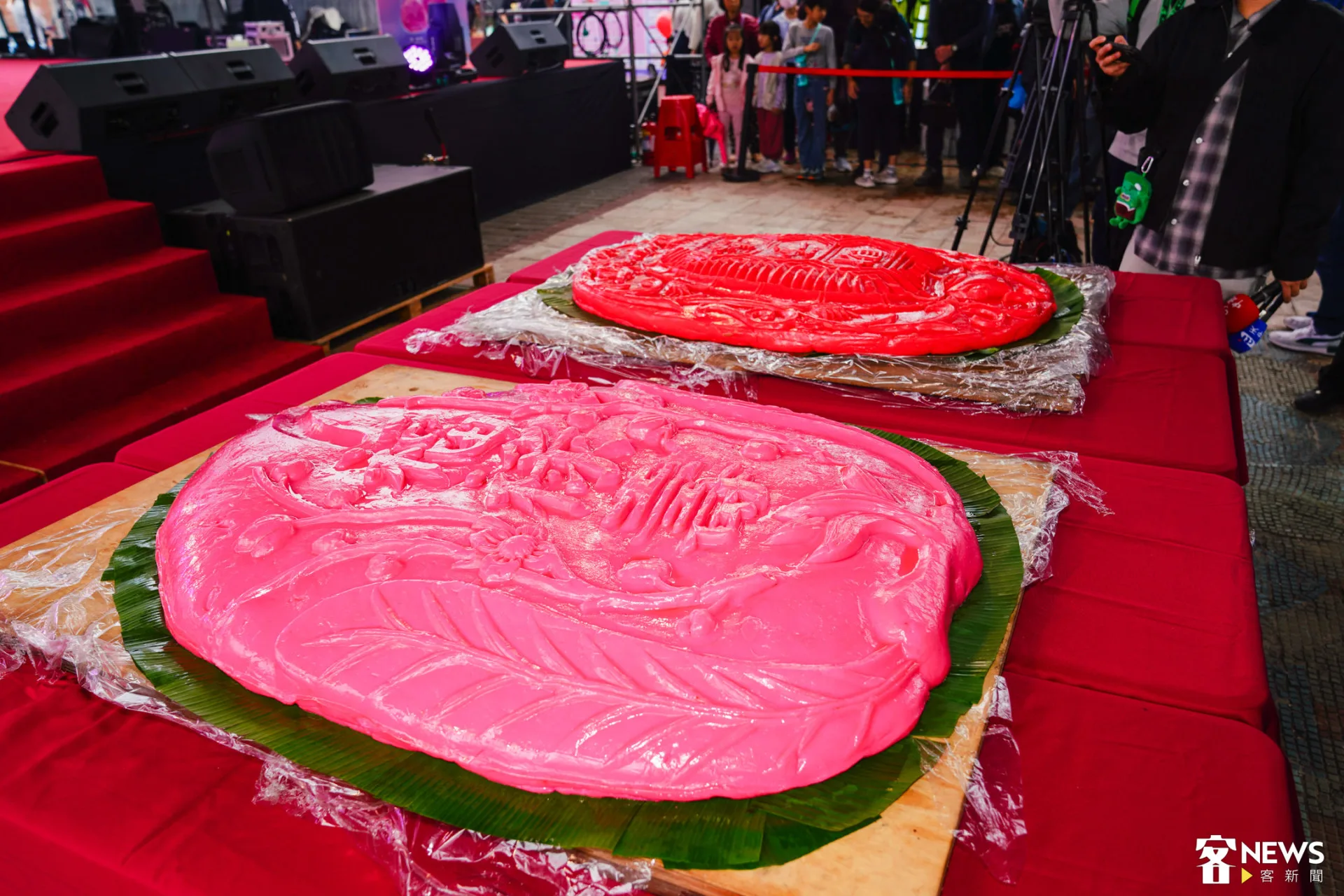 東勢新丁粄節展示120斤的超大新丁粄。朱愷元攝