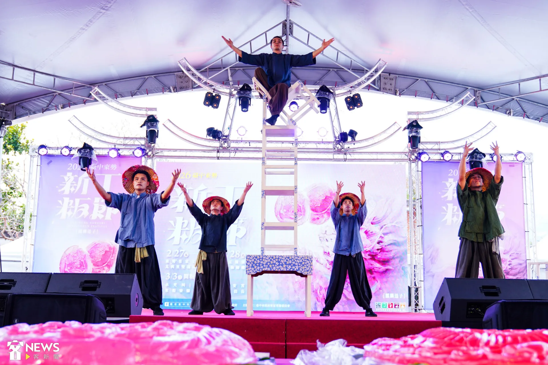 FOCASA馬戲團疊高椅子帶來精湛演出。朱愷元攝