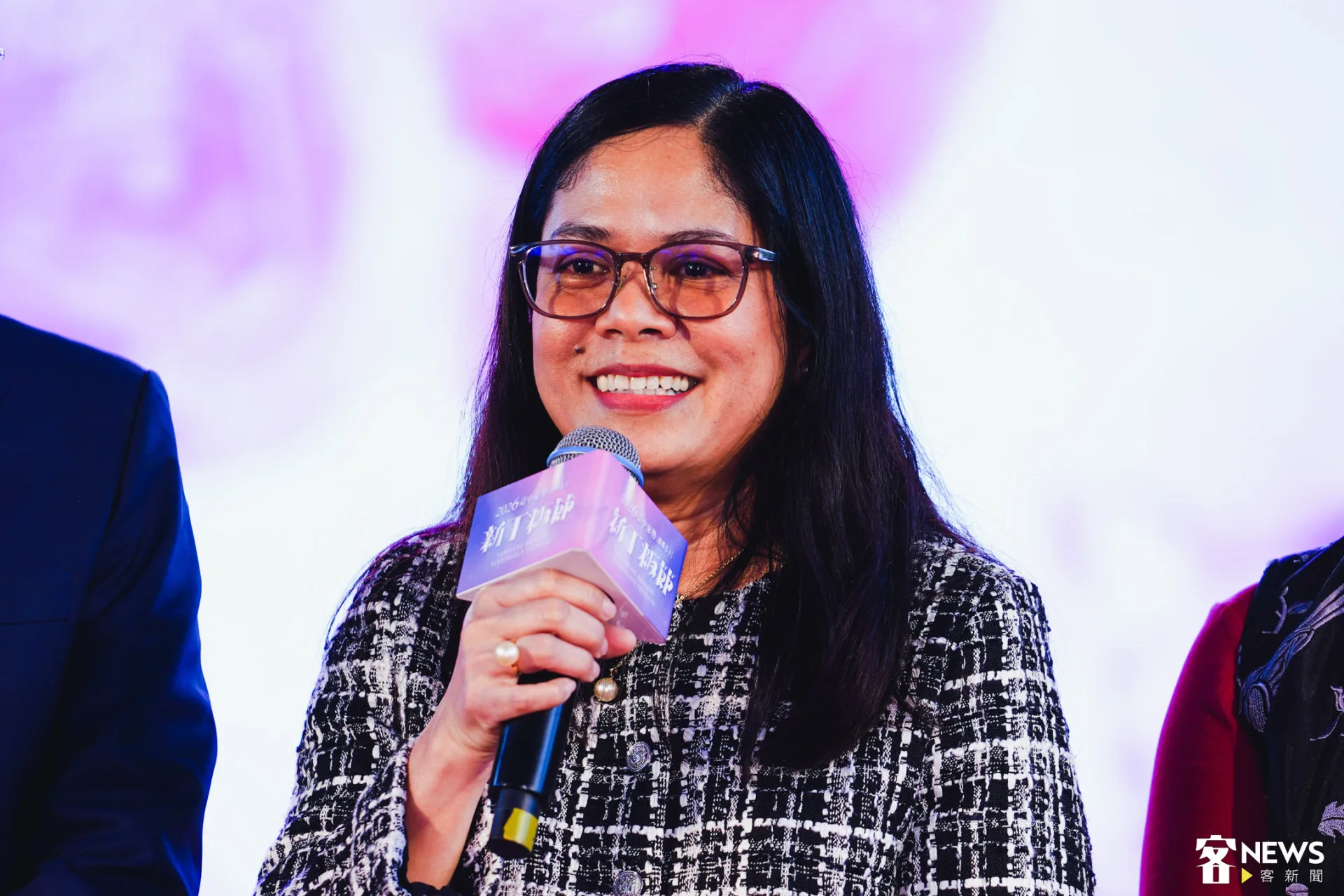 馬尼拉經濟文化辦事處處長Corazon Hufano Avecilla說,這是他第一次品嘗花豆餡的大粄,大讚「當好食」。朱愷元攝