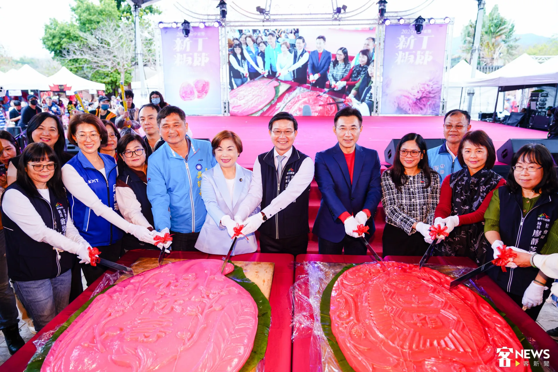 眾嘉賓手持切刀開粄。朱愷元攝