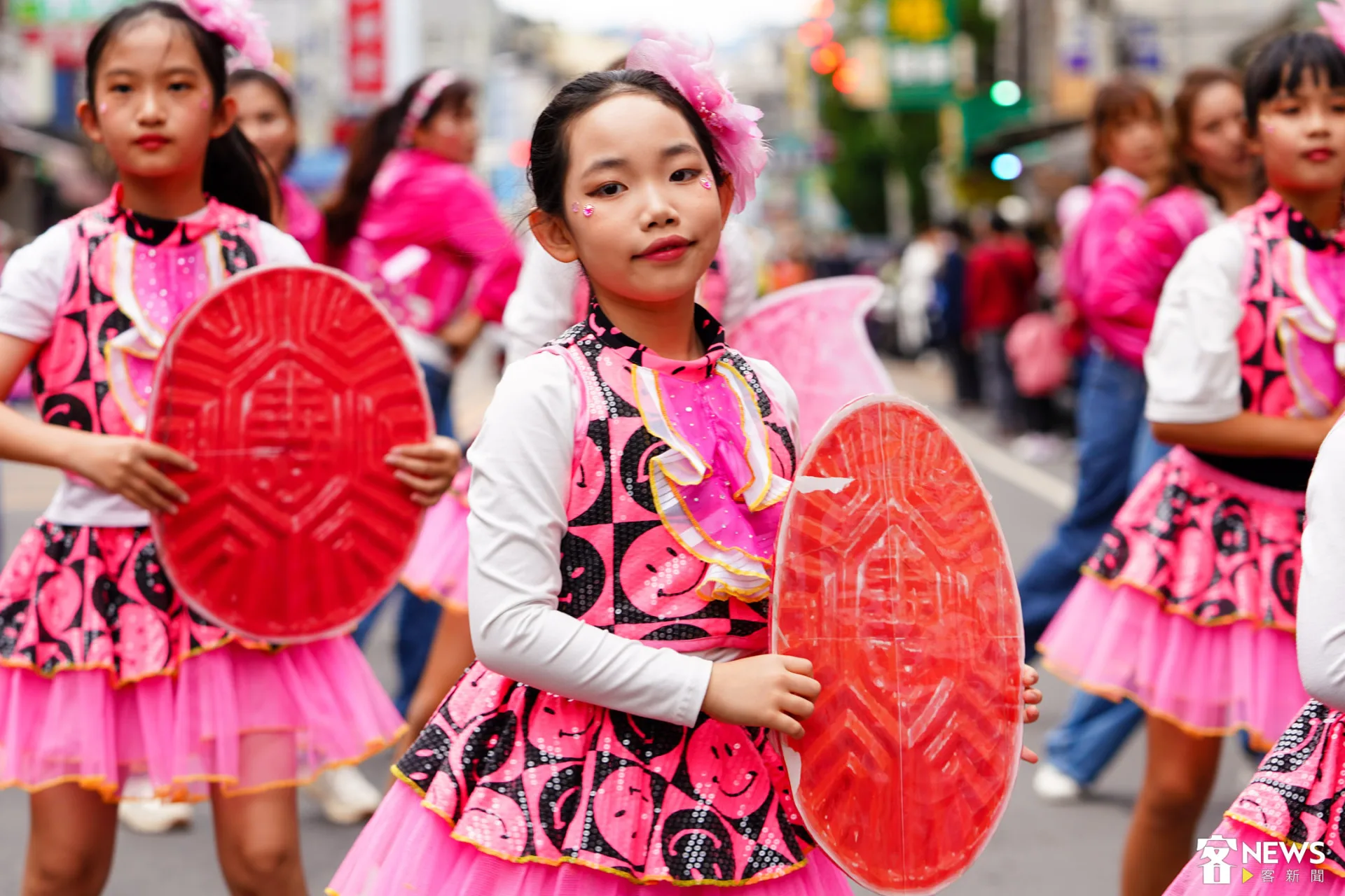 小朋友手持新丁粄造型道具表演。朱愷元攝