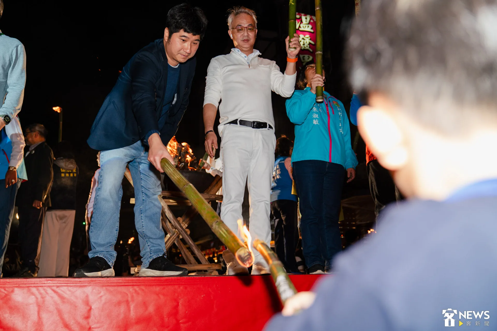 客委會副主委邱星崴點亮民眾火把。朱愷元攝