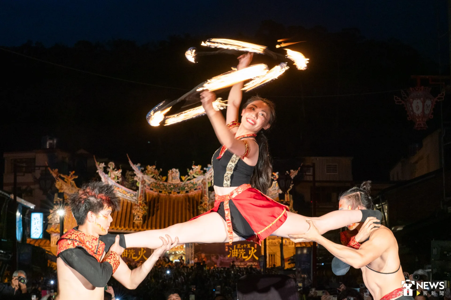 「即將成真火舞團」楊立微的精彩演出。朱愷元攝