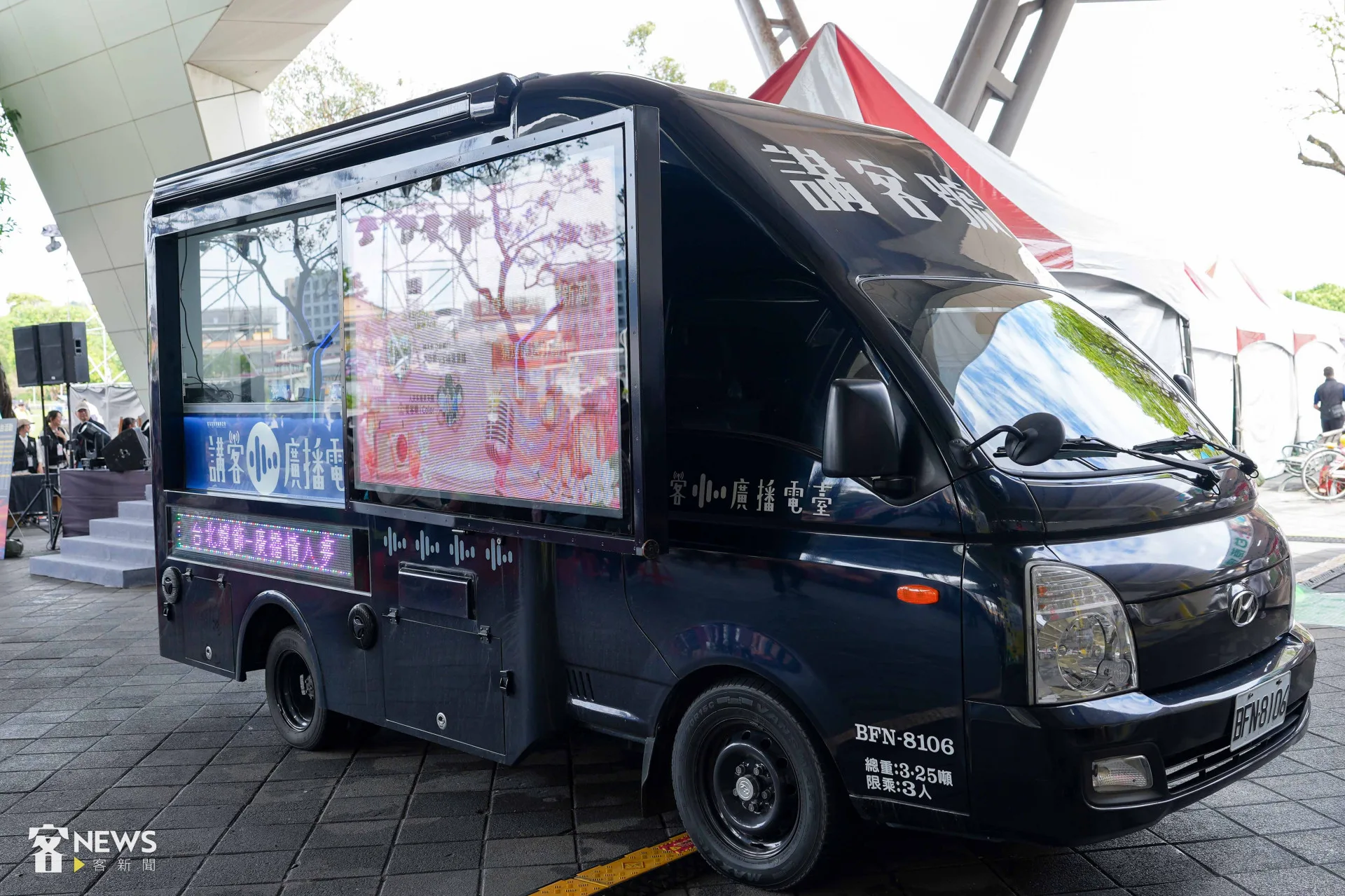 講客廣播電臺透過5G行動直播車「講客號」，零時差轉播現場活動。李台源攝