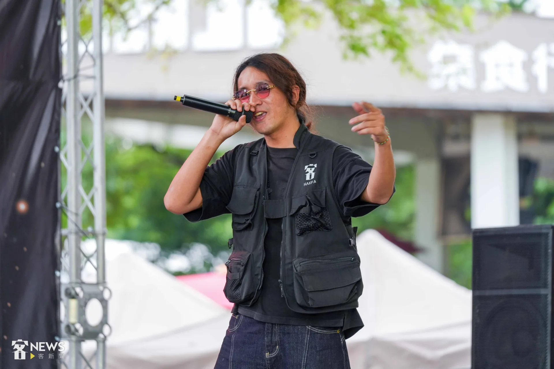 拿下廣播金鐘三座獎盃的《音樂大亂鬥》主持人朱皮帶來快節奏的客語饒舌歌曲。李台源攝