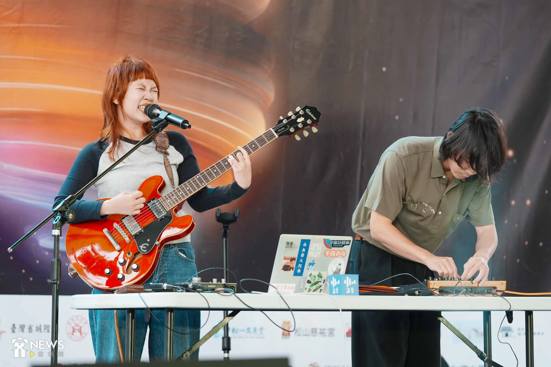 新生代客語創作歌手ANA帶來搖滾與電子曲風的音樂表演。李台源攝