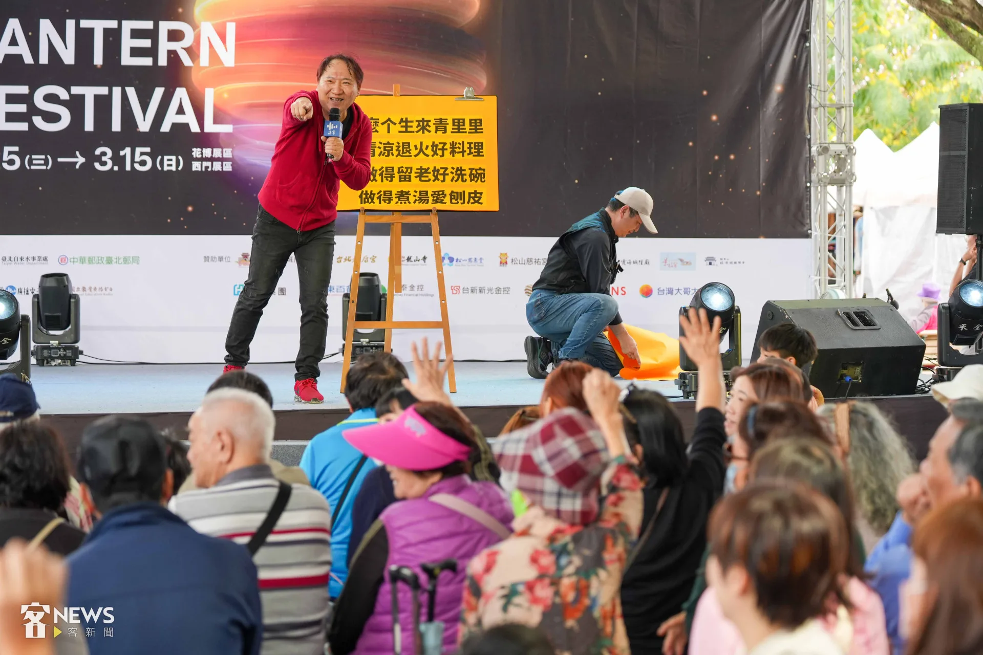 講客網播電臺主持人小古準備客語燈謎與民眾互動。李台源攝