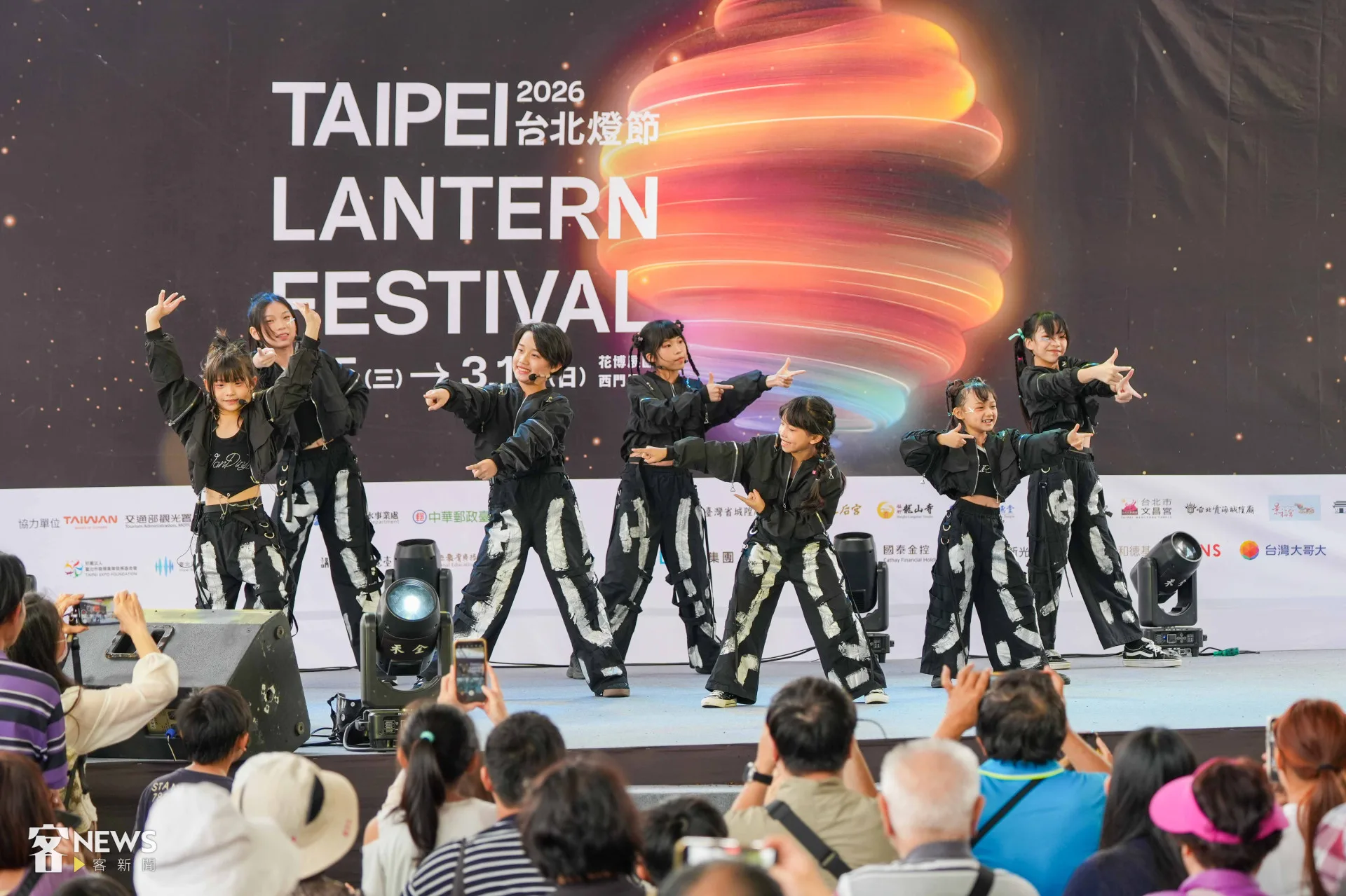 搖滾童謠客語唱跳演出，吸引爆棚人潮。李台源攝