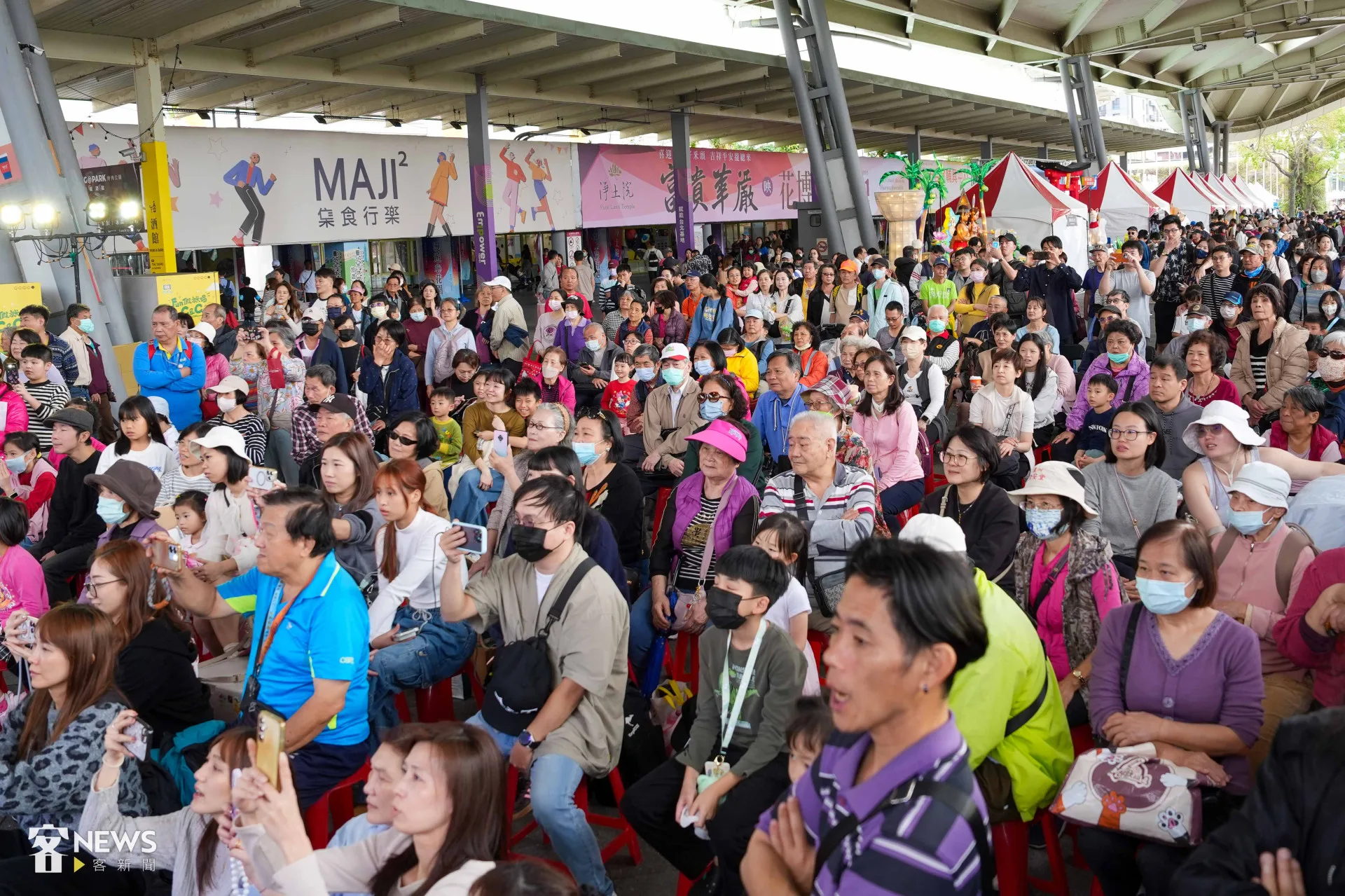 講客廣播電臺邀請ANA張慶琳、搖滾童謠及iColor愛客樂在圓山燈區演出，現場人潮爆棚。李台源攝