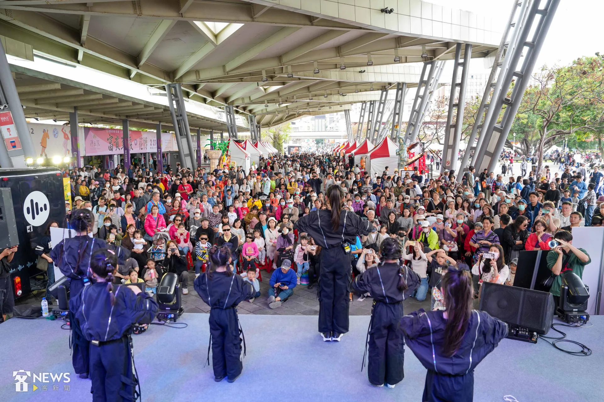 講客廣播電臺邀請ANA張慶琳、搖滾童謠及iColor愛客樂在圓山燈區演出，現場人潮爆棚。圖為搖滾童謠演出。李台源攝