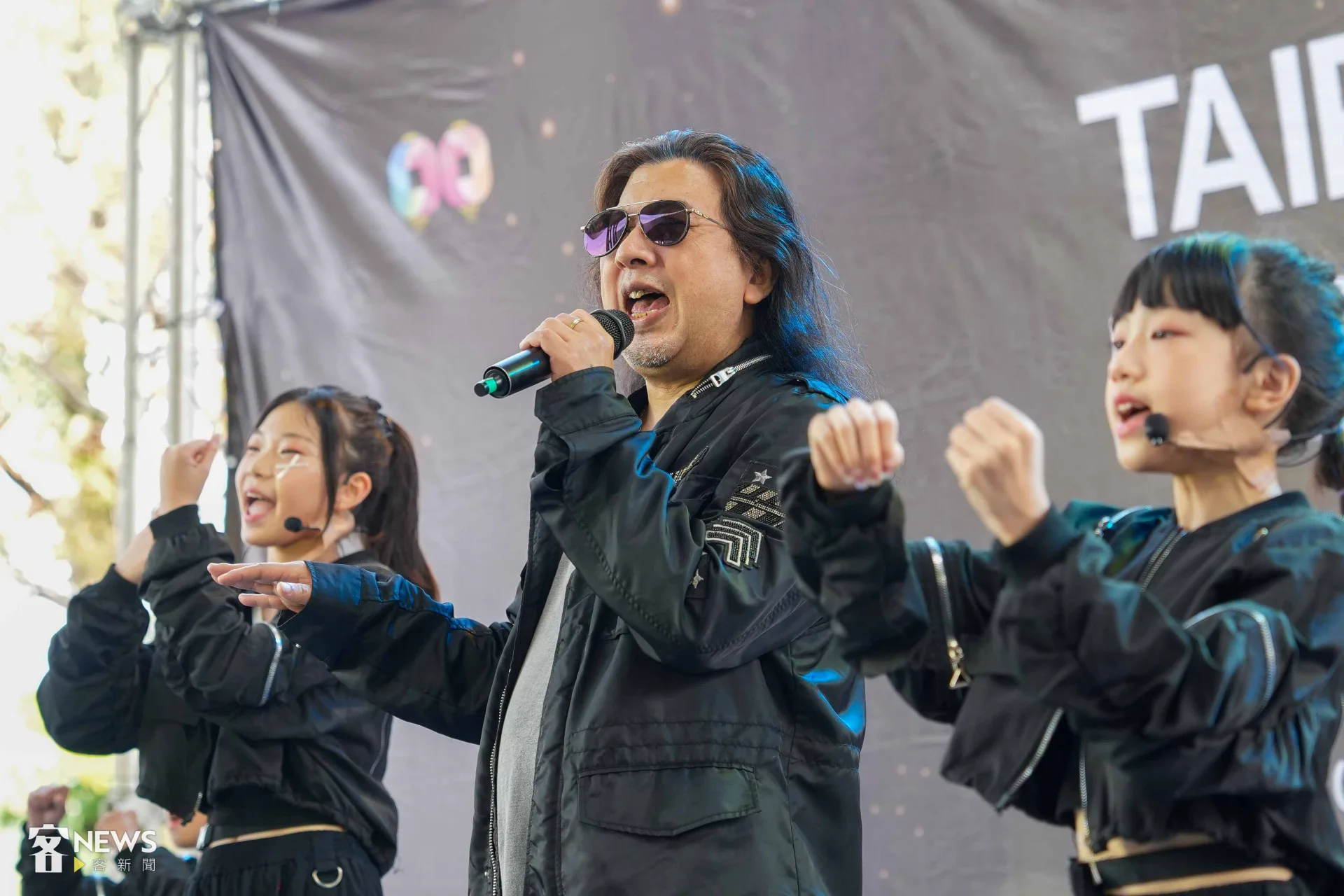 三金歌王劉劭希（中）領軍搖滾童謠，他認為搖滾不分語言，任何族群只要喜歡音樂都能加入。李台源攝