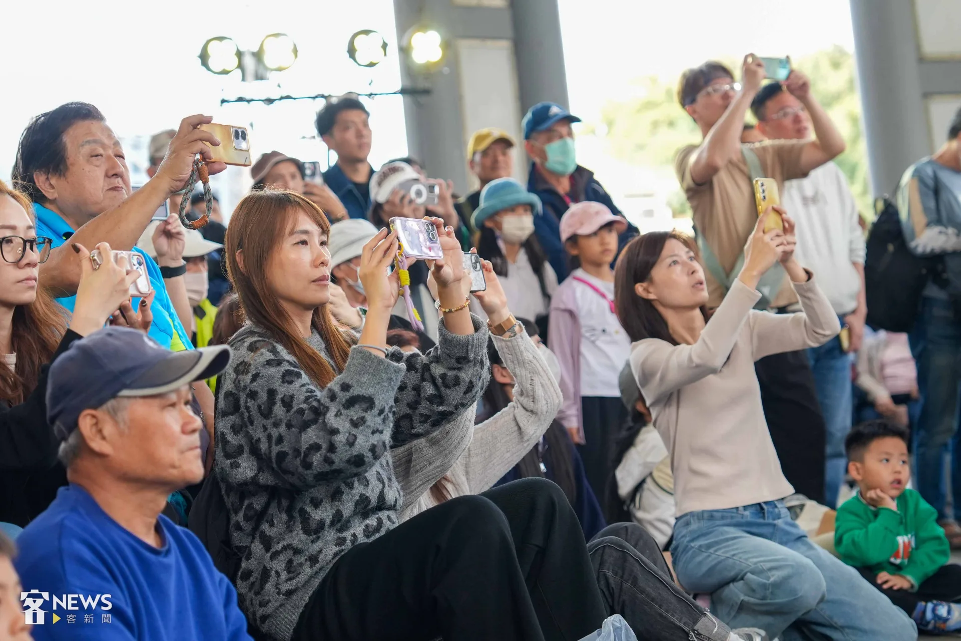 音樂人演出令人目不轉睛，民眾紛紛拿起手機拍照錄影。李台源攝