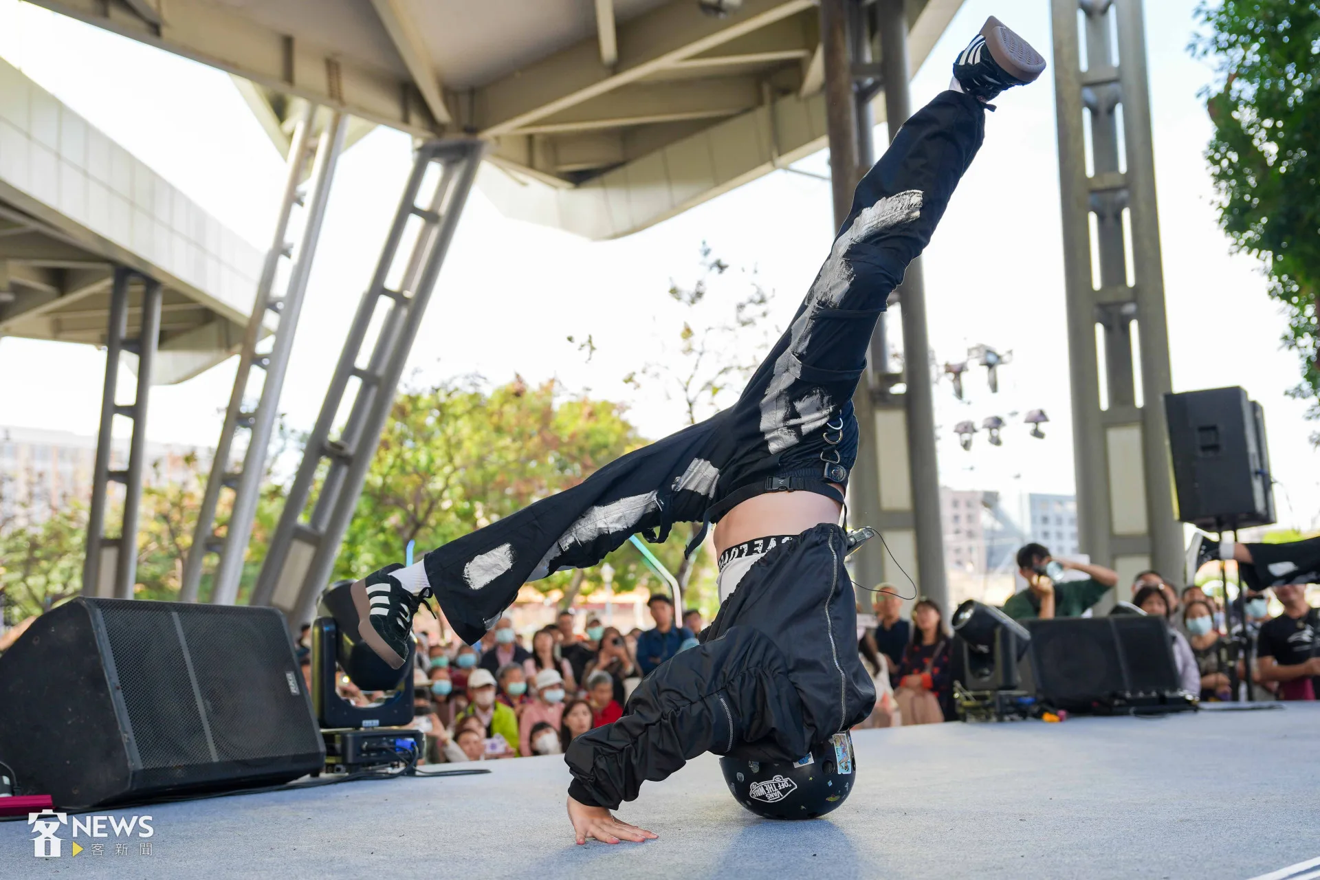 小朋友秀出高難度舞技，民眾看得目瞪口呆。李台源攝