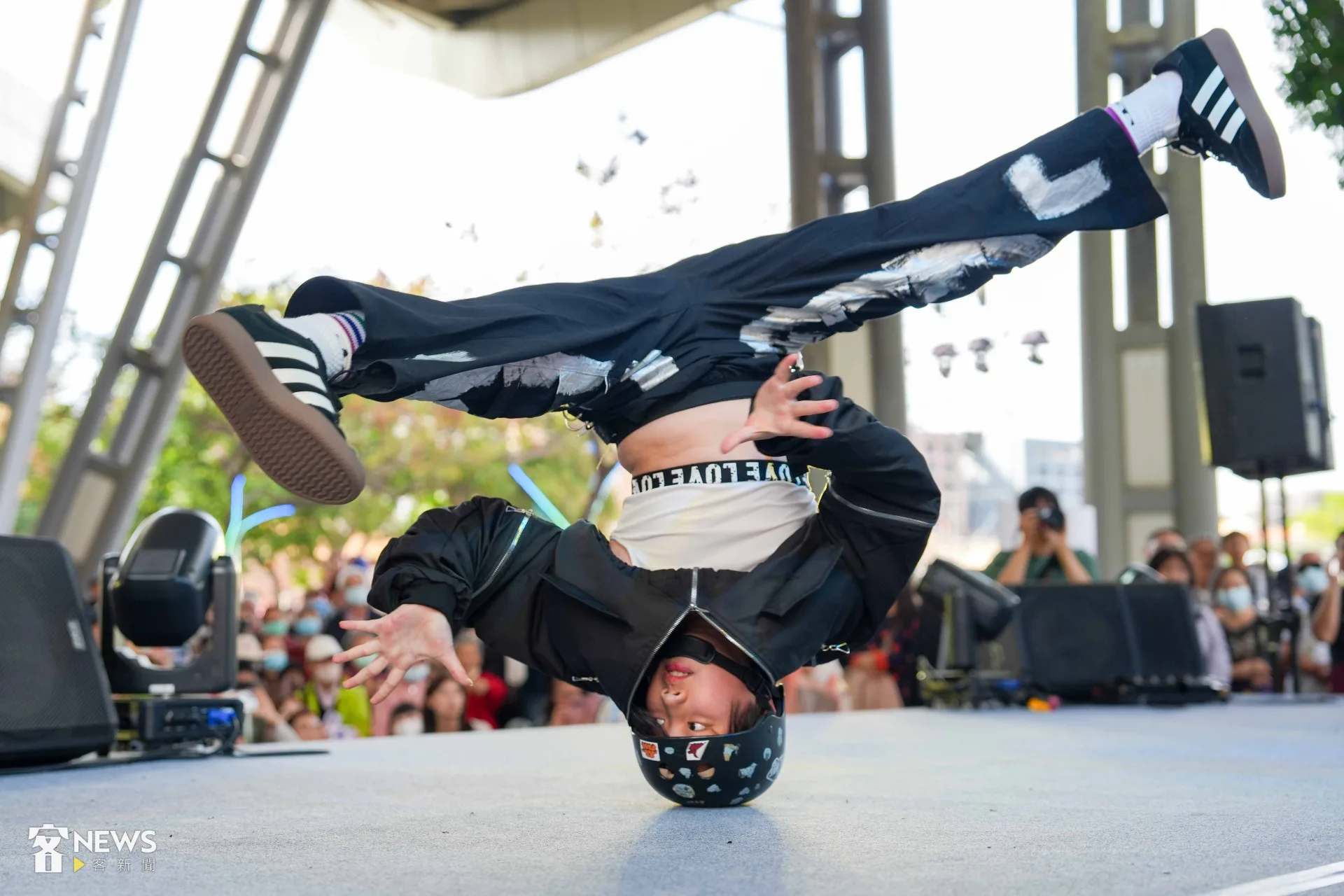搖滾童謠成員演出高難度的頭轉。李台源攝