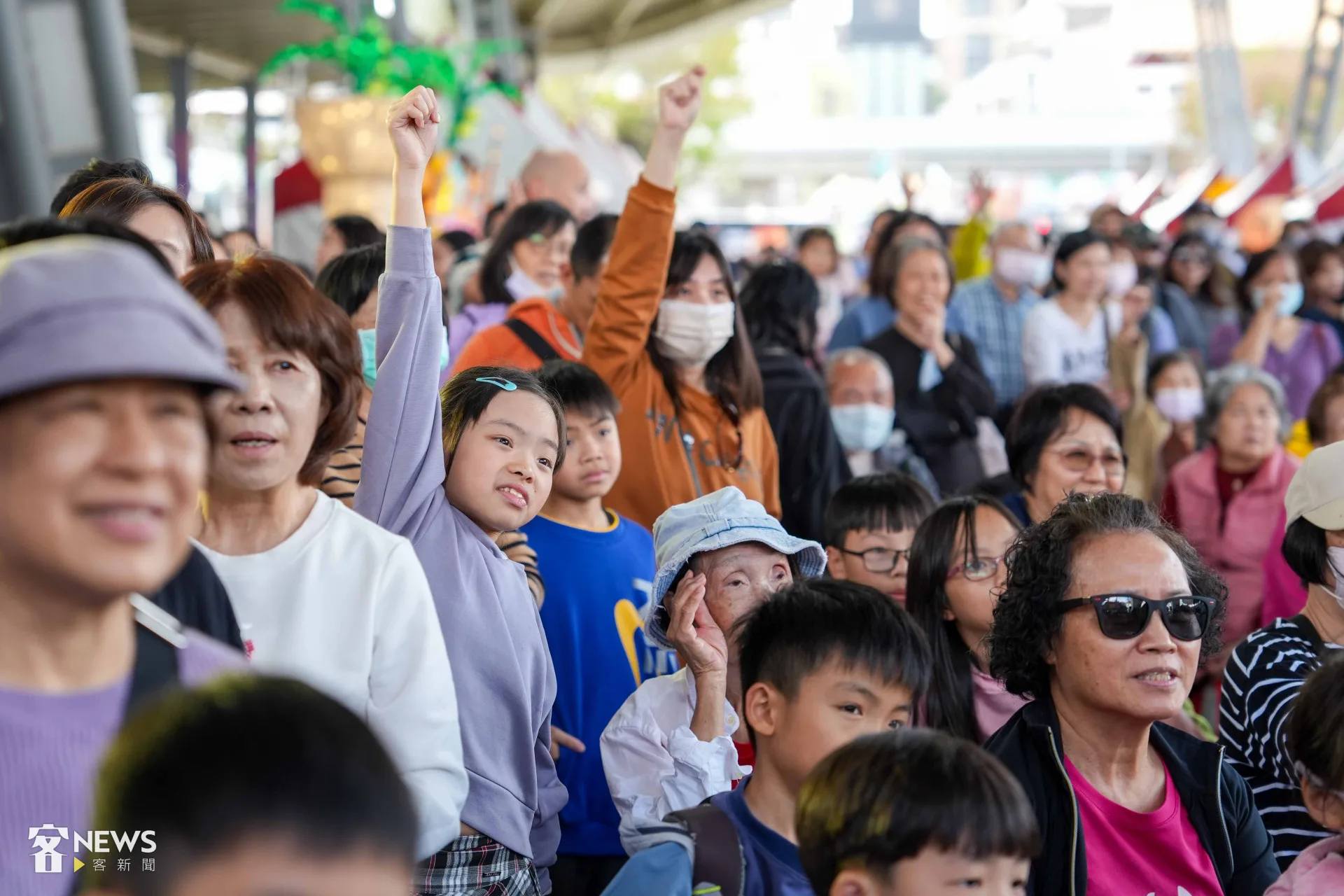 客語揣令仔吸引大批民眾舉手搶答。李台源攝