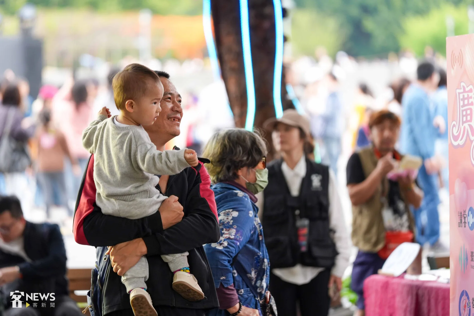 路過的民眾帶著小朋友，跟隨音樂節奏搖擺。李台源攝