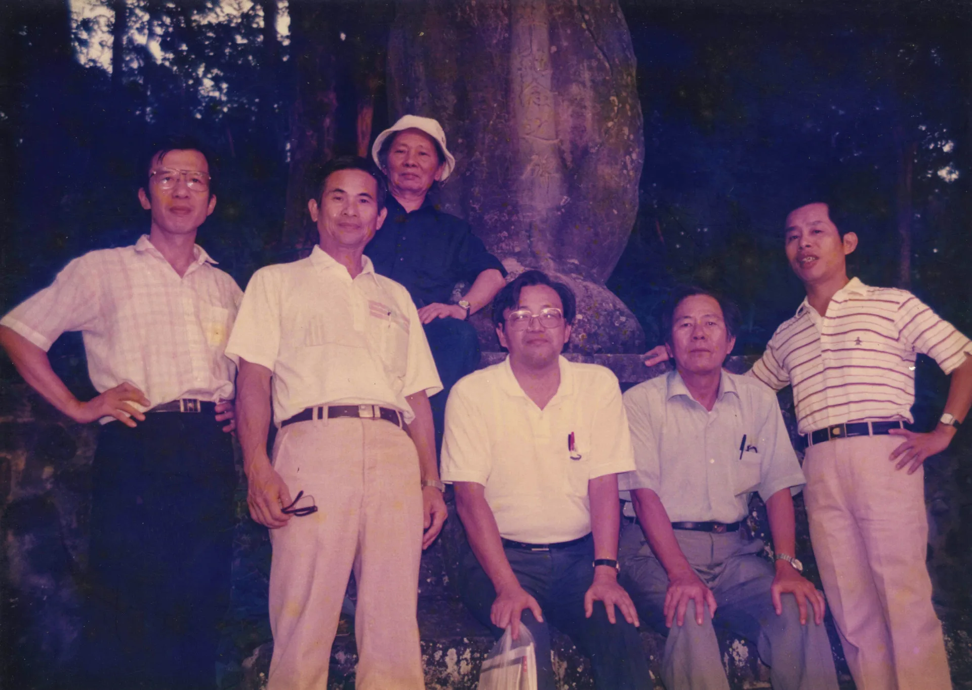 楊鏡汀帶我們參觀北埔的秀巒山，夕陽西下時，我幫他們照了這一張。黃卓權（左一），楊鏡汀（左二），陳石山（右一），鍾孝上（右二），陳運棟（右三），後面戴帽子的是鍾肇政。1988，北埔秀巒山，楊國鑫攝