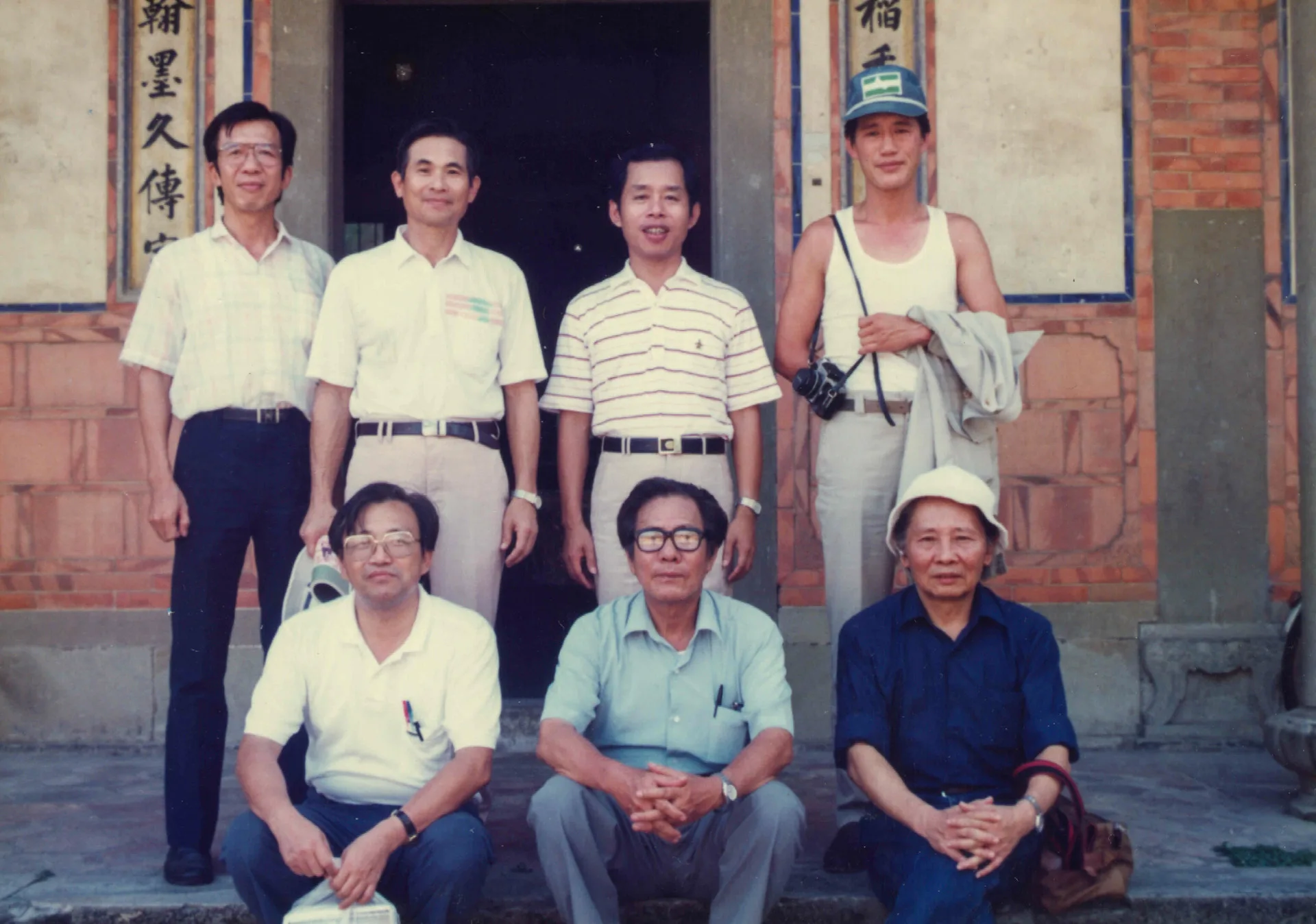 楊鏡汀（後排左二）帶我們參觀竹東彭屋。1988，竹東彭屋，楊國鑫攝