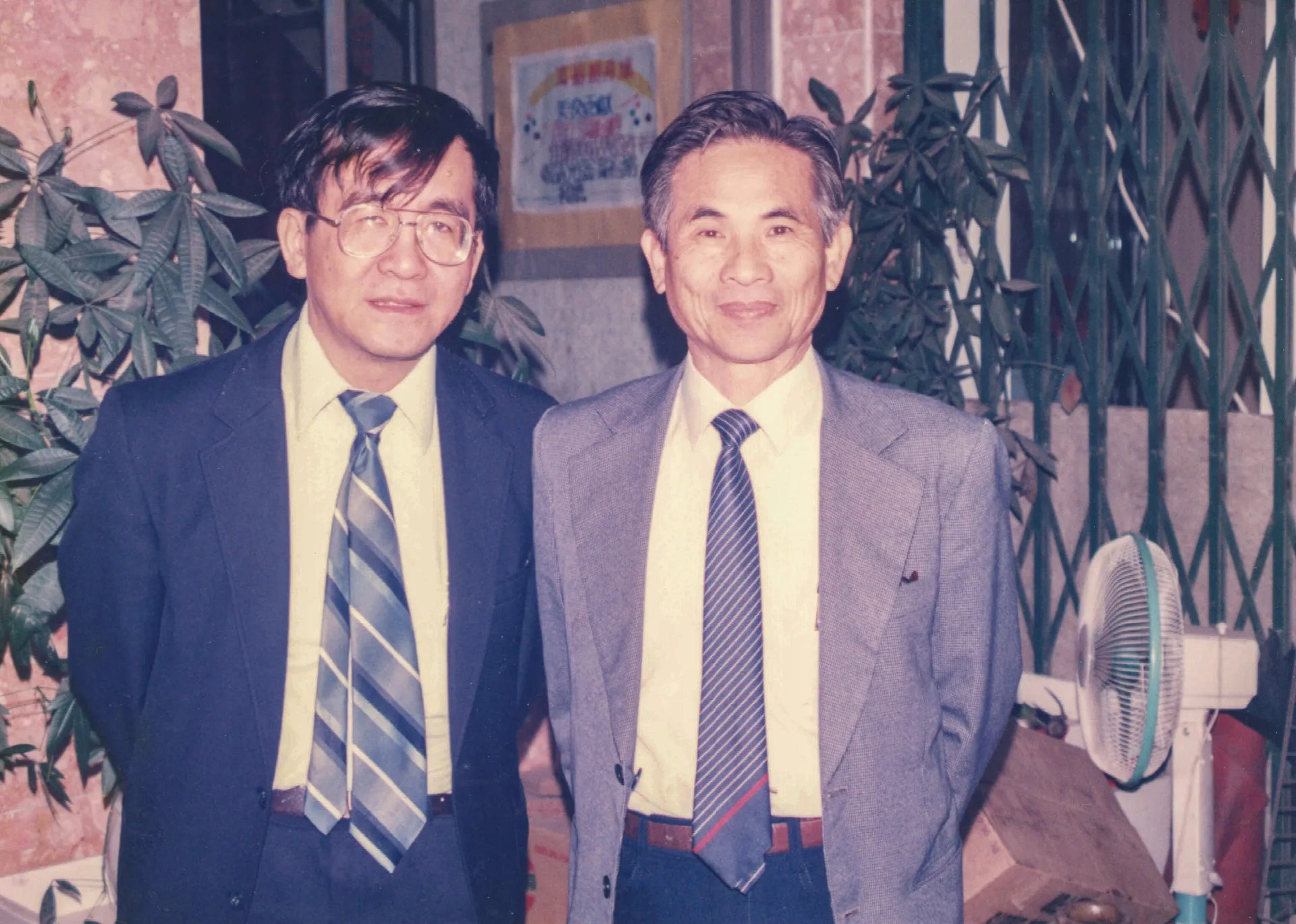 旅居美國的朱真一博士（醫生），得知我們利用假日在新竹縣芎林鄉的五龍國小研究客家語文，特別從美國回來關心我們、鼓勵我們，旅美醫師朱真一博士（左）、召集人楊鏡汀校長（右）。1990，竹東，楊國鑫攝