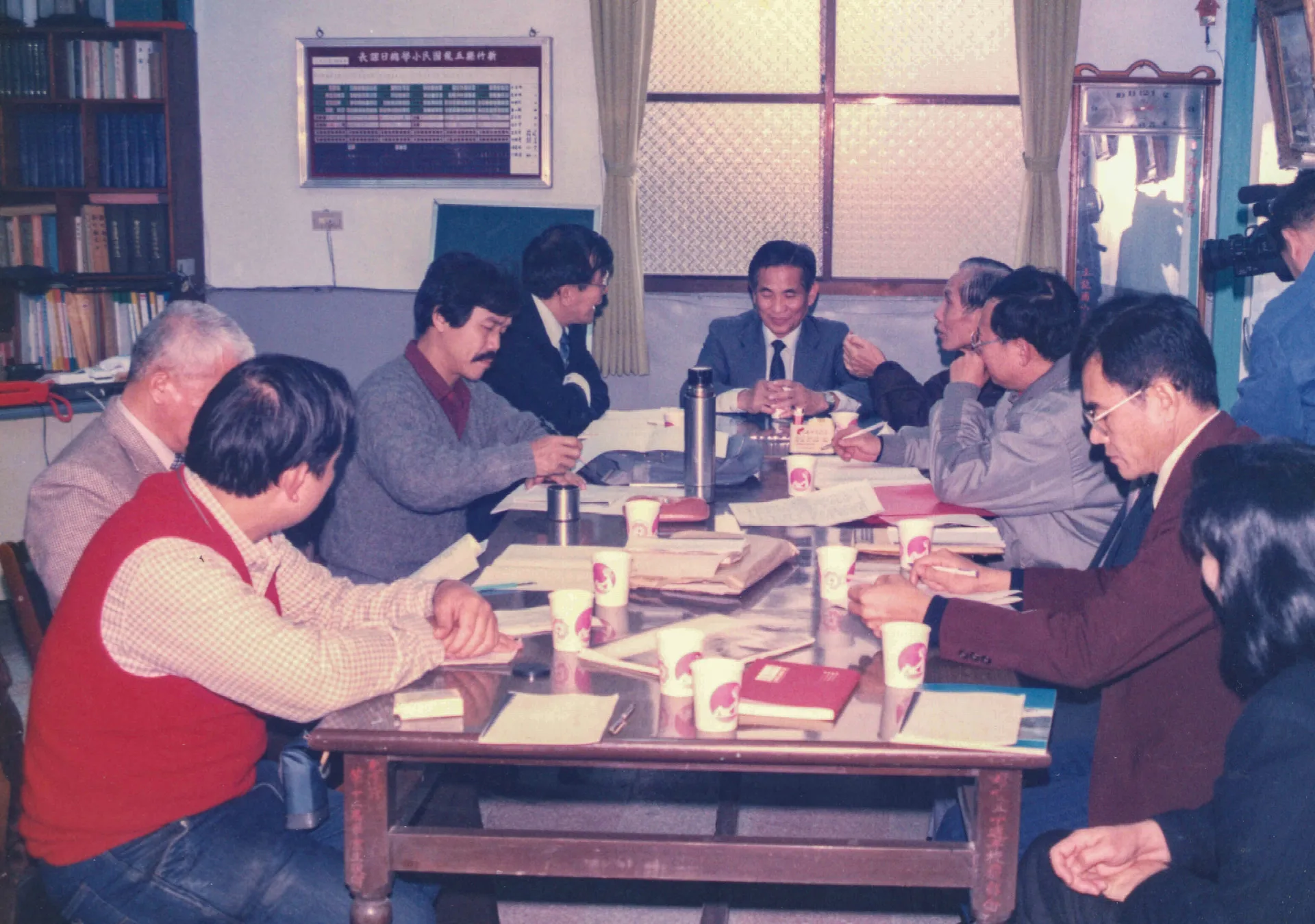 我們在新竹縣芎林鄉的五龍國小研究客家語文，楊鏡汀（中間面對鏡頭）是發起人、召集人也是主持人。1990，芎林，楊國鑫攝