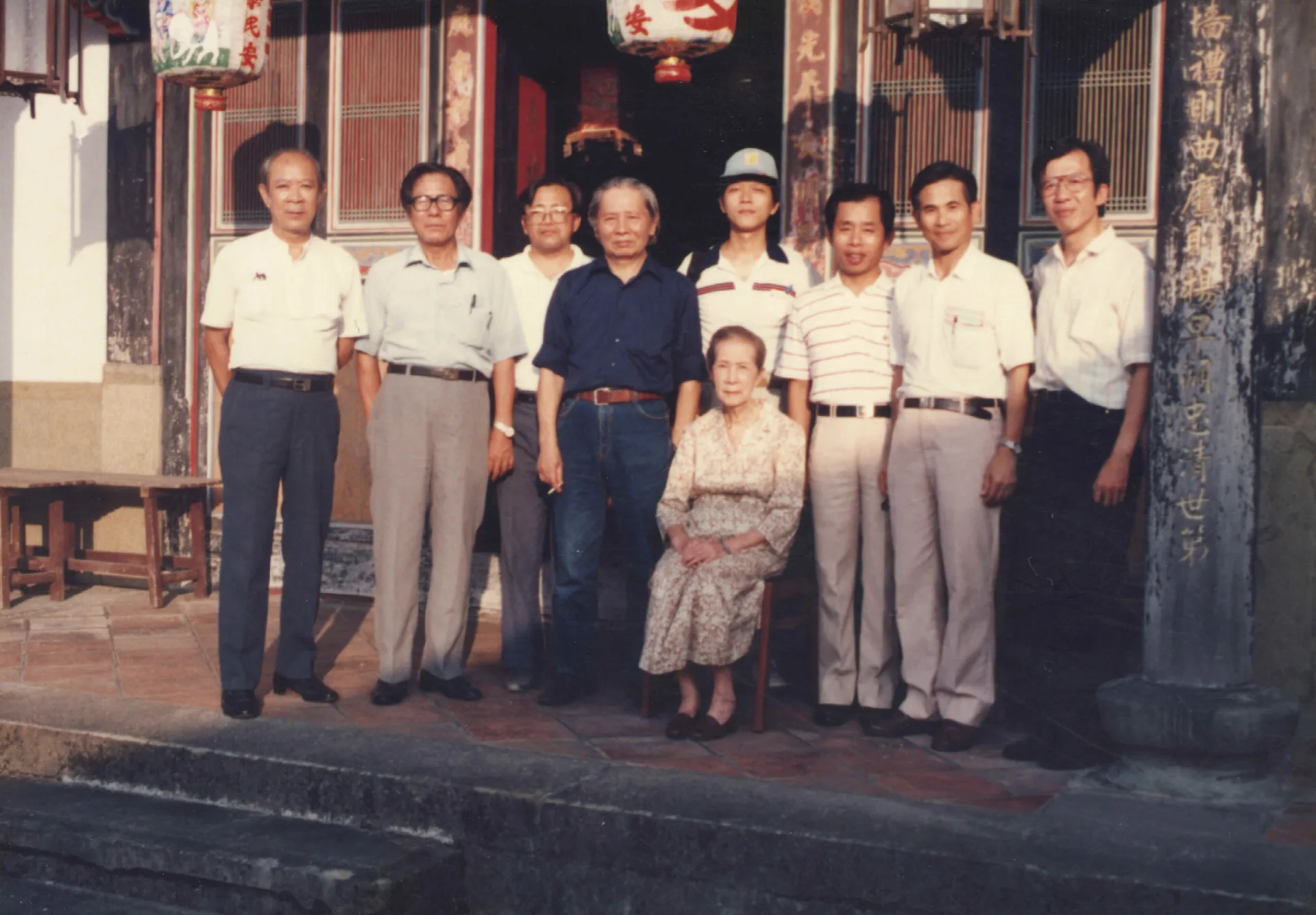 楊鏡汀帶我們參觀北埔天水堂與主人合影。照片中坐著的是主人姜黃金妹（姜紹祖的媳婦）、姜振驤（曾任褒忠義民廟董事長）的夫人，姜烘楷（左一，姜紹祖孫子），鍾孝上（左二），陳運棟（左三），鍾肇政（左四），姜紹祖傳的作者，楊國鑫（右四），陳石山（右三），楊鏡汀（右二），黃卓權（右一）。1988，北埔天水堂，楊國鑫提供