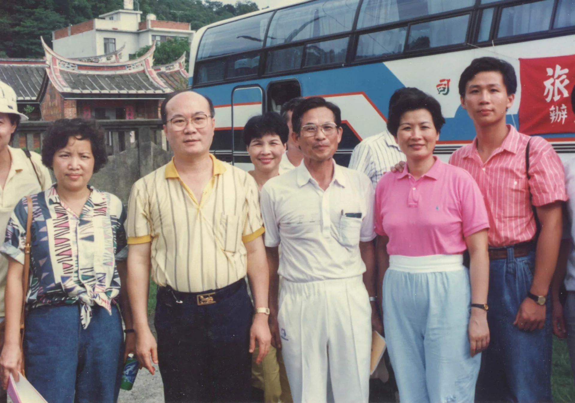 客家夏令系列活動，楊鏡汀在金廣福解說後與主辦單位合影，客家風雲雜誌社鍾春蘭總編輯（左一），台北市中原客家崇正會理事長宋鎮源醫師（左二），楊鏡汀（中），戴美玉老師（右二）。1988，北埔，楊國鑫攝