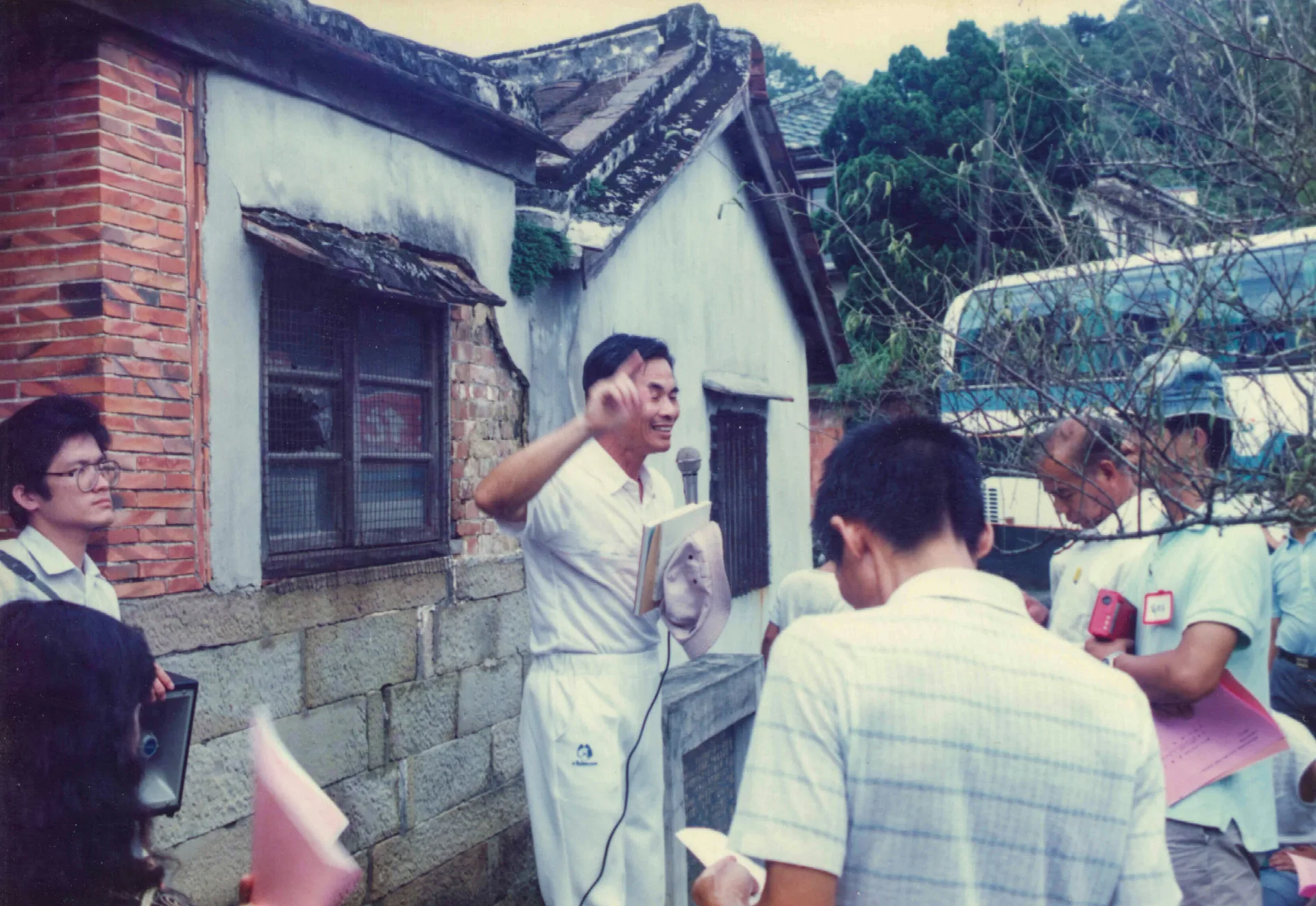 《客家風雲》雜誌跟台北市中原客家崇正會合辦了一個客家夏令活動，到北埔的金廣福，是由楊鏡汀校長（中間解說者）導覽解說，當天幫楊校長拿著行動麥克風音響的就是當時《客家風雲》雜誌的主編楊長鎮（左一）。1988，北埔金廣福門口，楊國鑫攝