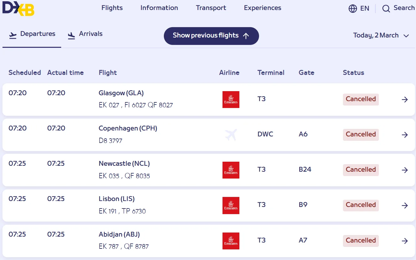 杜拜國際機場顯示器一整排的航班取消資訊。