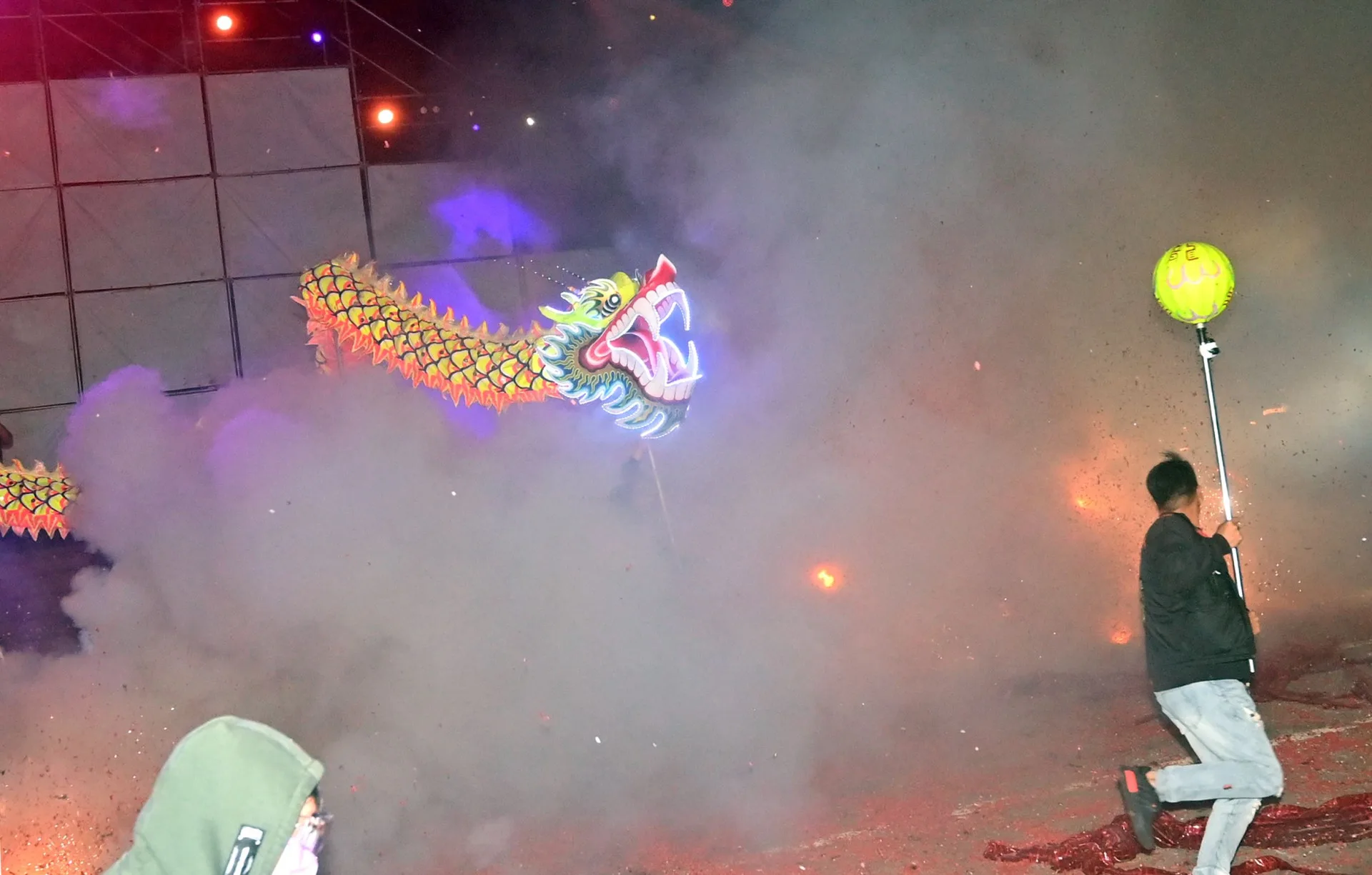 2026火旁龍之夜，火光四射。苗栗市公所提供