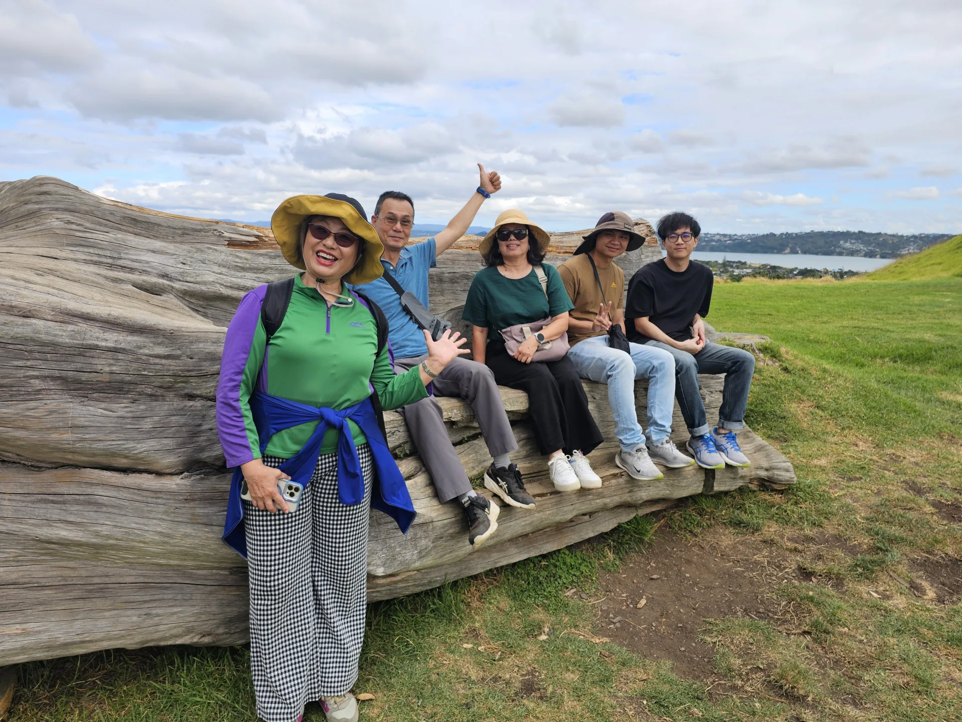 眾多會員及鄉親攜家帶眷踴躍參與，以健行踏青方式迎接新春。紐西蘭客家同鄉會提供