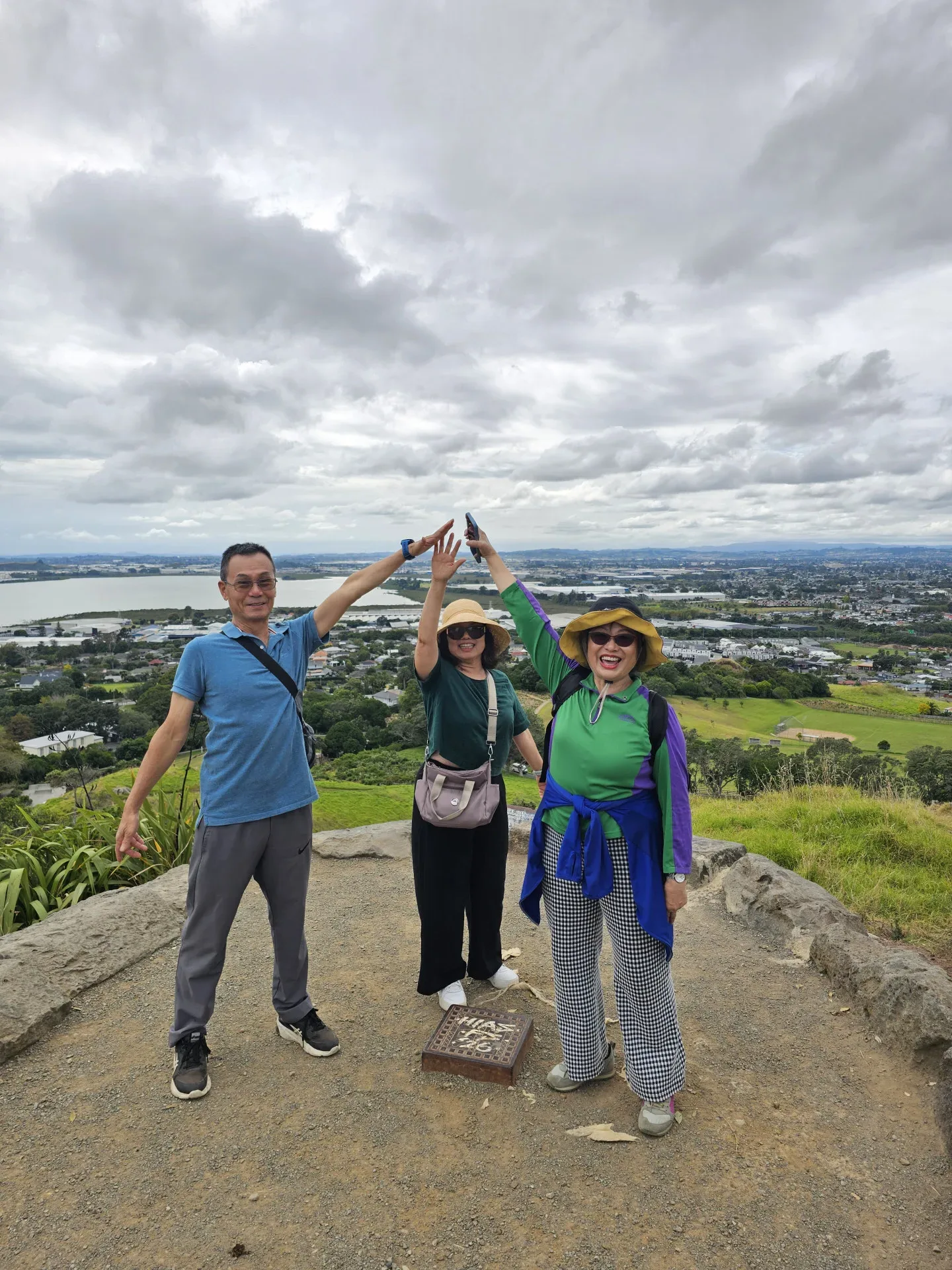 眾多會員及鄉親攜家帶眷踴躍參與，以健行踏青方式迎接新春。紐西蘭客家同鄉會提供