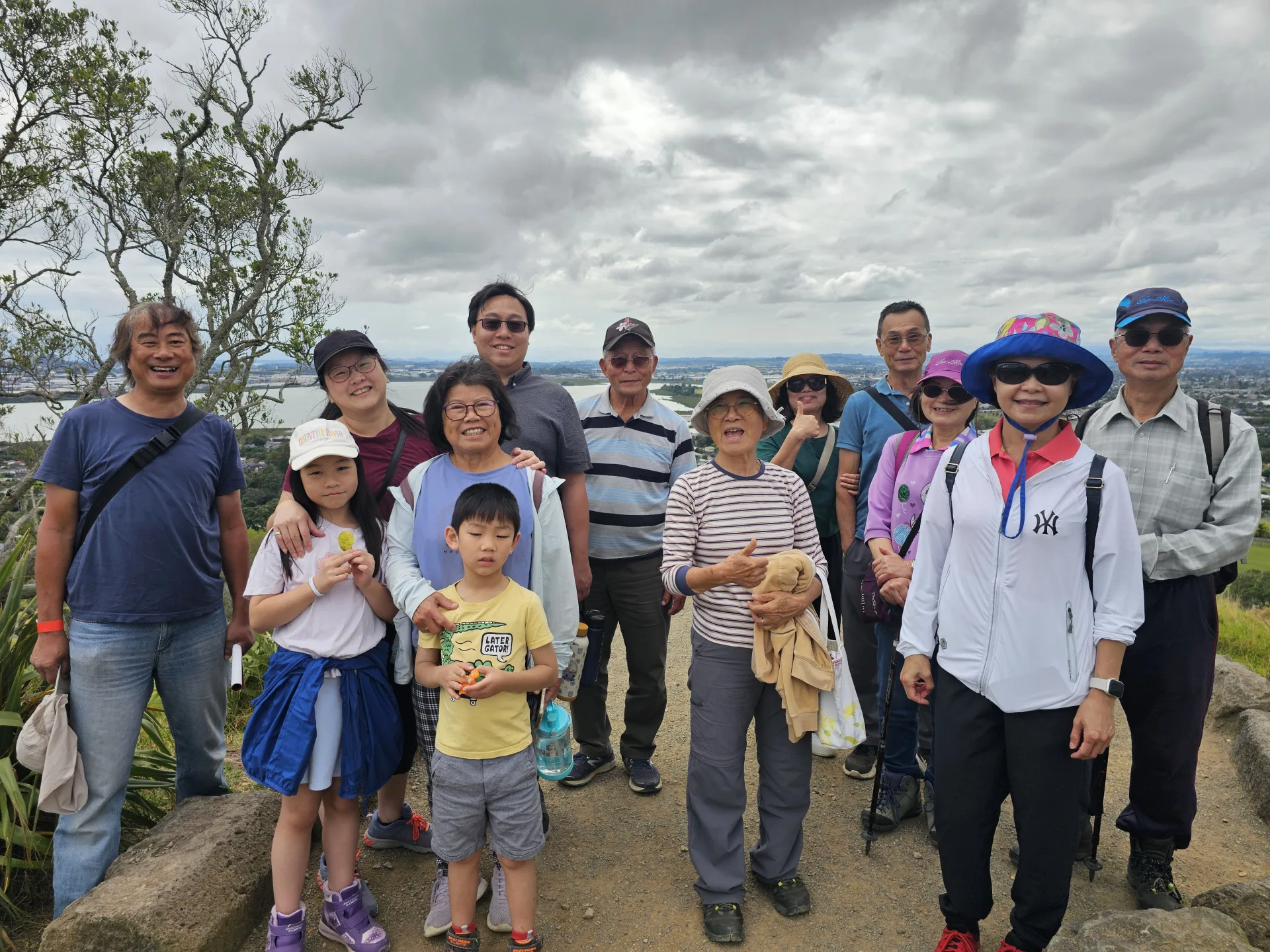 民眾沿著規劃完善的步道緩步而行，沿途欣賞火山地形與Manukau Harbour海灣景觀交織而成的自然風光。紐西蘭客家同鄉會提供