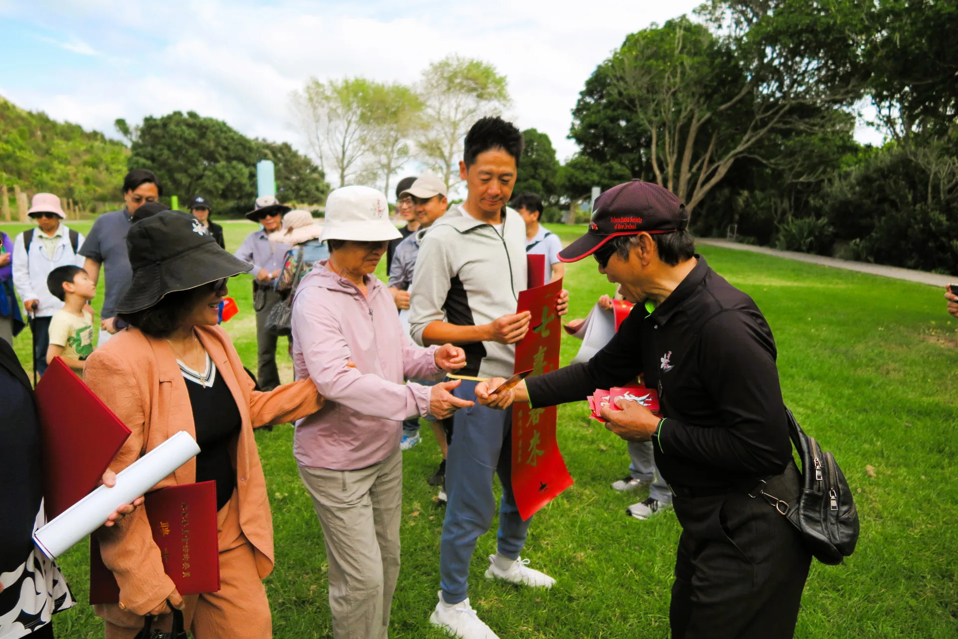 王詩婷亦代表僑委會致贈鄉親春聯及總統府「一元復始」紅包，祝福大家馬年吉祥如意、平安順遂。紐西蘭客家同鄉會提供