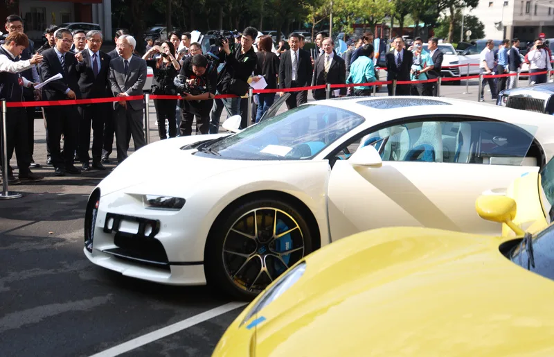 台灣台北地方檢察署與法務部行政執行署台北分署「聯合打詐宣示儀式暨(太子集團)名車拍賣會」2日在警察專科學校舉行,法務部長鄭銘謙(前左2)觀看被拍賣的名車。中央社