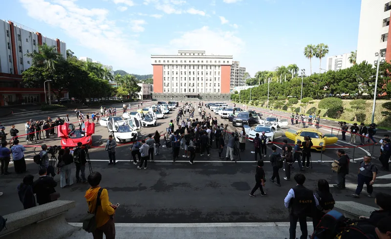 行政執行署台北分署2日受託在台灣警察專科學校拍賣太子集團案查扣的33輛名車,包含備受全球收藏家矚目的「四大神獸」法拉利馬王等,吸引大批媒體及民眾到場一睹名車風采。中央社