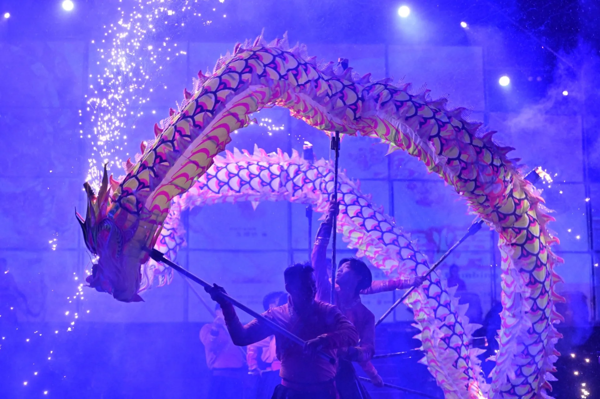 舞龍在鞭炮煙霧中穿梭，現場相當震撼。苗栗市公所提供