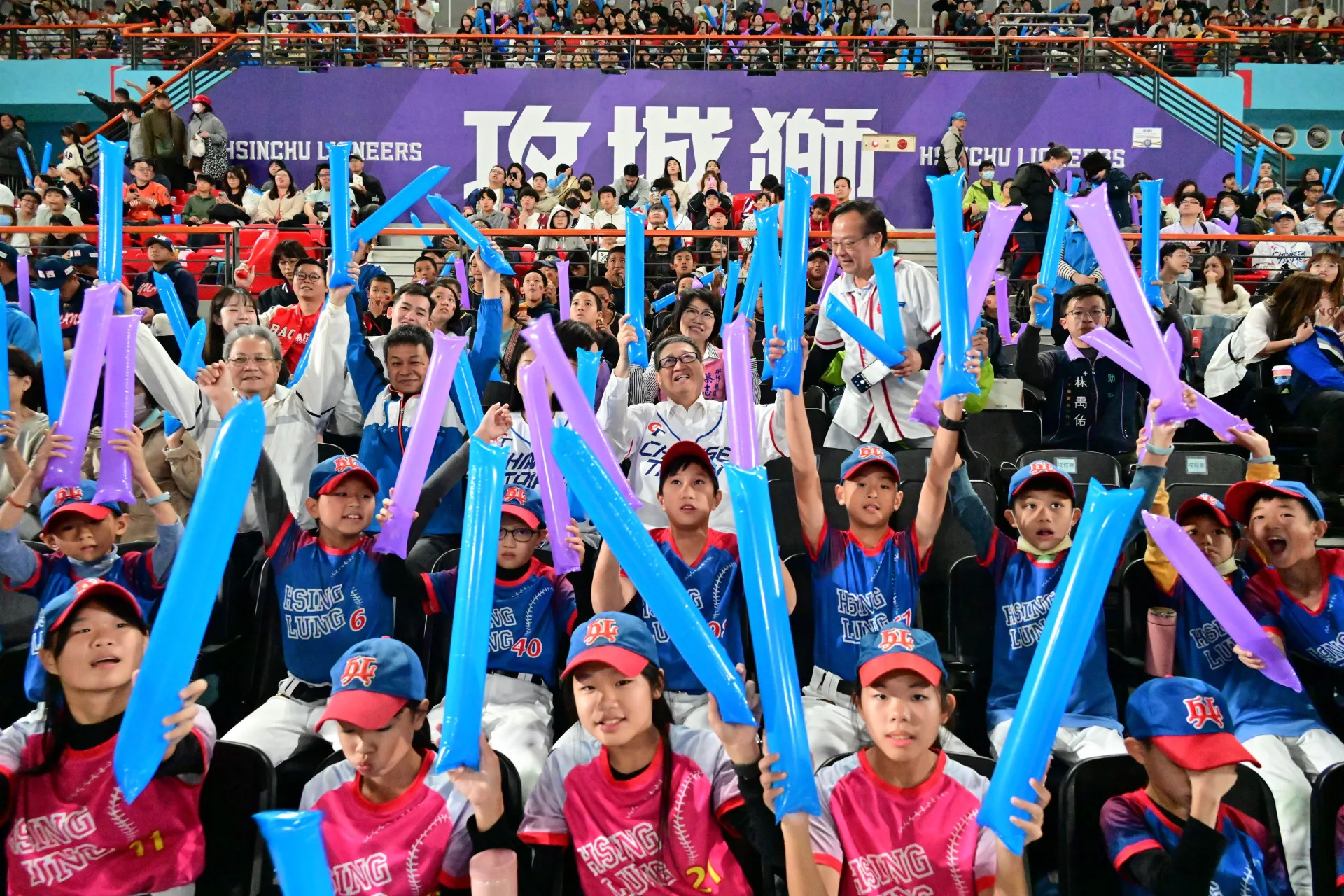 新竹縣立體育館當年轉播世界棒球12強的熱烈狀況。資料照片