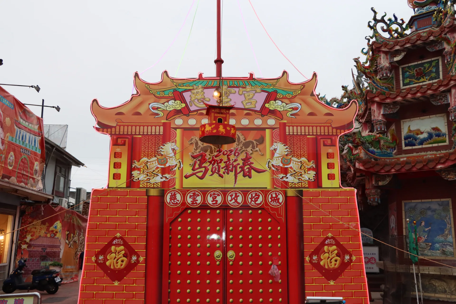 苗栗後龍慈雲宮1日到3日接連三天舉辦攻炮城活動。