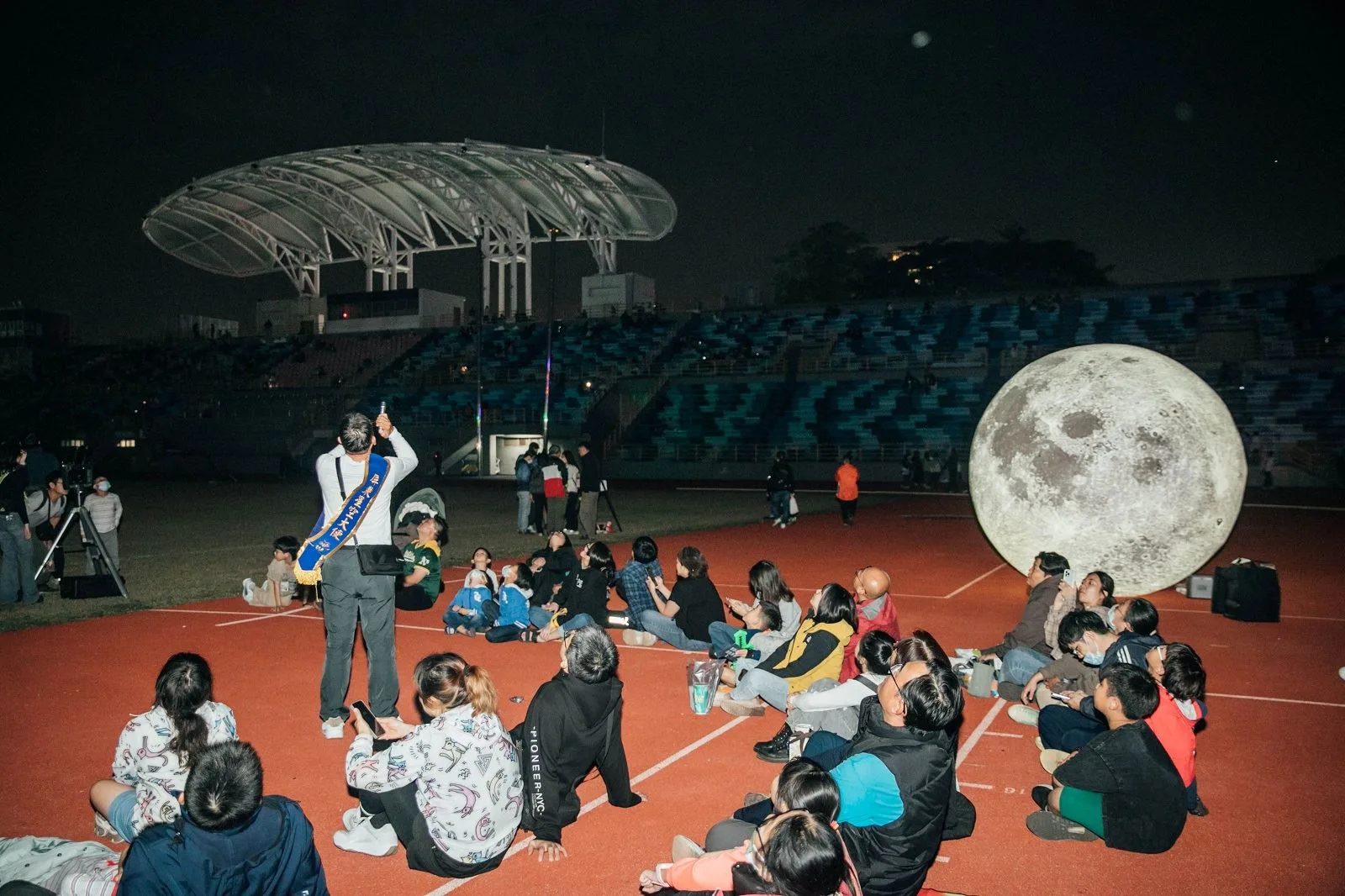 民眾觀星示意圖。屏東縣政府提供