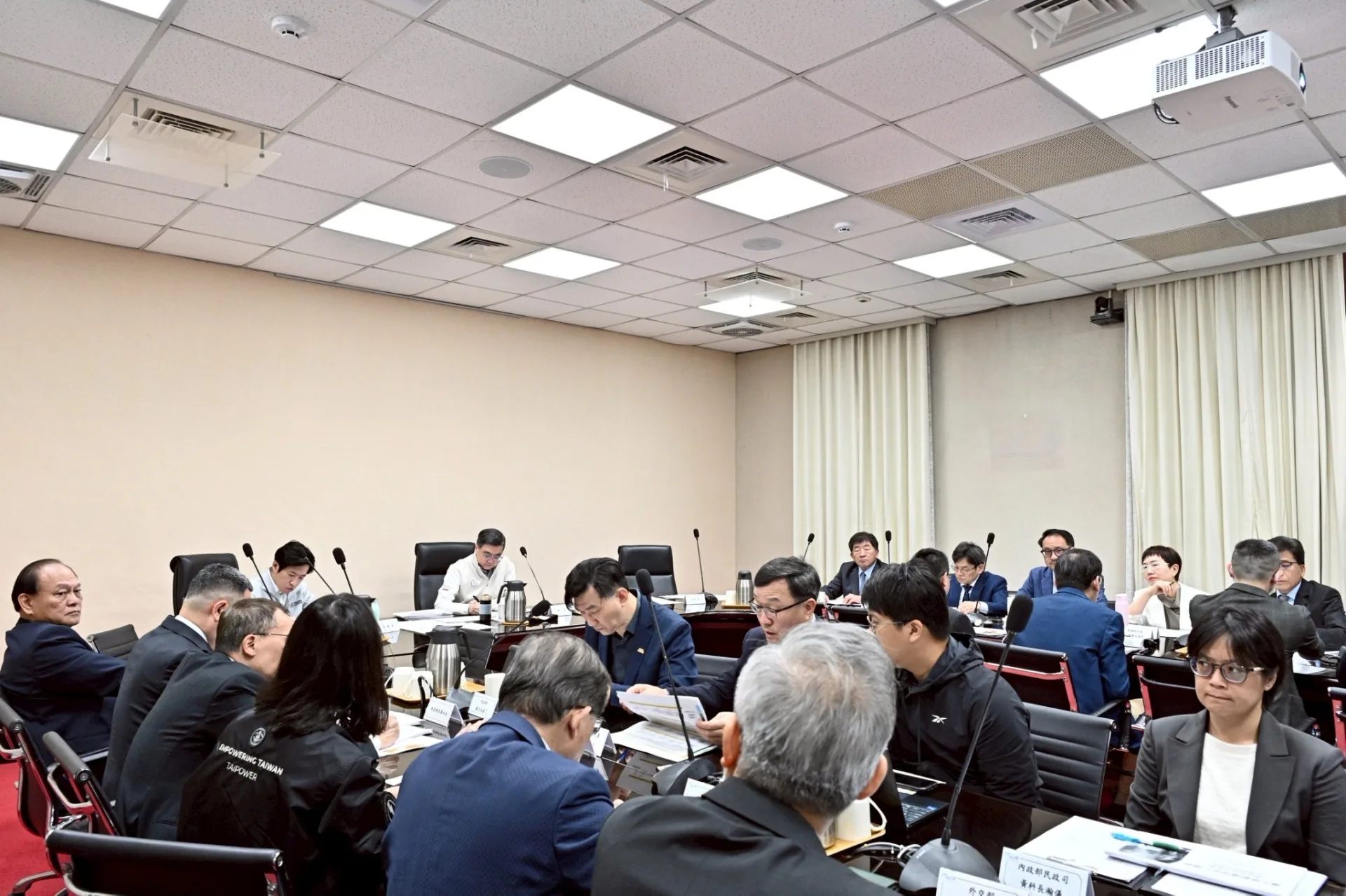 因應中東局勢，行政院長卓榮泰指示穩定物價、啟動能源應變。行政院提供